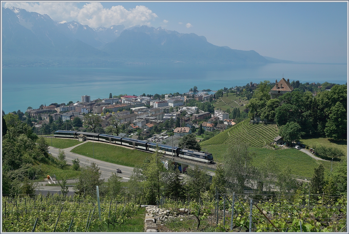 Die MOB Ge 4/4 8004 ist bei Châtelard VD mit dem RE 2224 von Montreux nach Zweisimmen unterwegs. Am Schluss des Zuges läuft ein erst kürzlich modernisierter MOB Steuerwagen mit.

18. Mai 2020