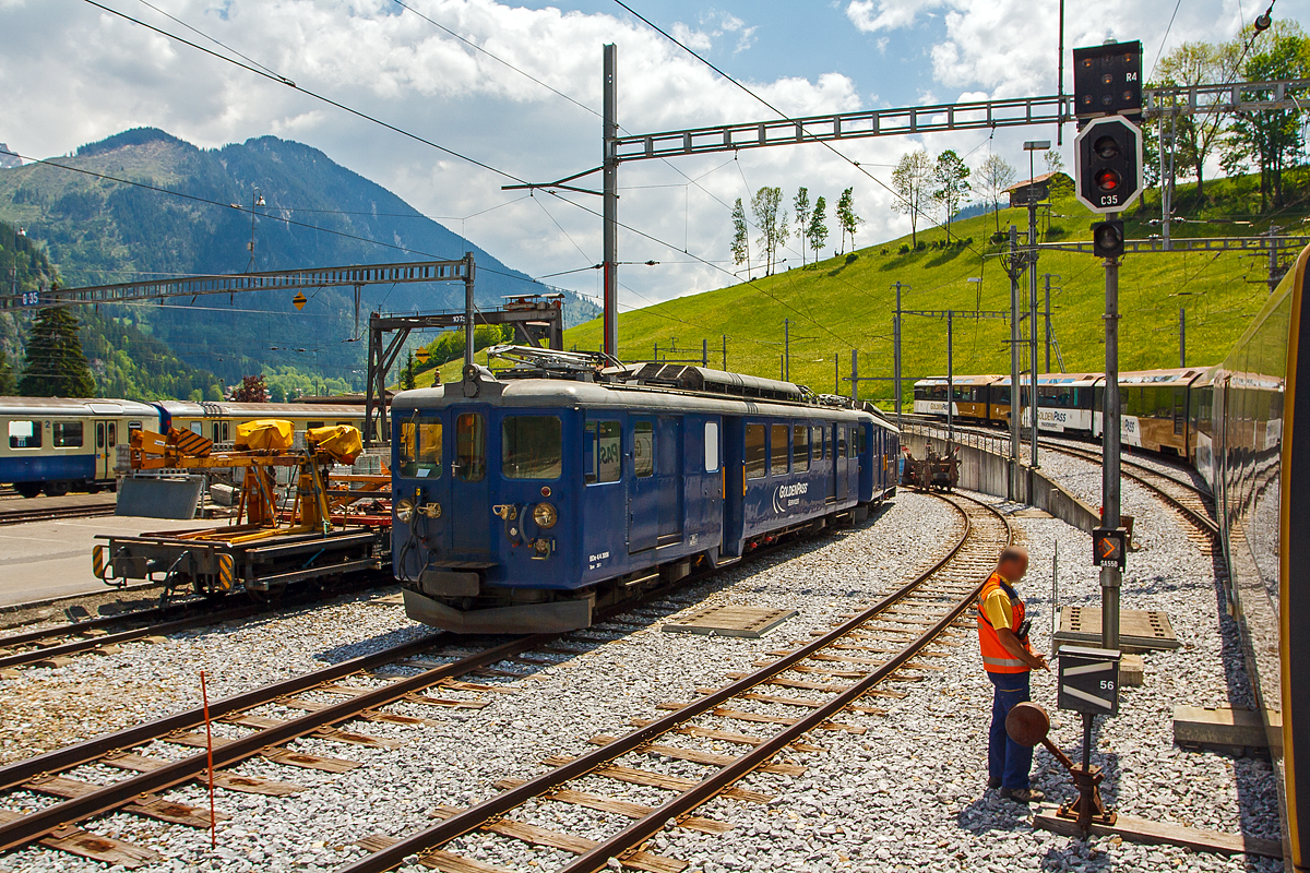 
Die MOB Triebwagen BDe 4/4 3006 und BDe 4/4 3005  GoldenPass Services , am 28.05.2012 beim Bahnhof Zweisimmen, aufgenommen aus einfahrendem Goldenpass Zug. Diese Triebwagen Baujahr 1946 wurden für Bahndienstzwecke umgebaut, es wurden Laufschienen und Krankatzen, für das Be- und Entladen von Baudienstmaterial, eingebaut. Da 1986 der jeweils 2. Führerstand ausgebaut worden ist, sind sie nur noch als gekuppeltes Paar einsetzbar.

Beide Triebwagen wurden 1946 von SIG / BBC / MOB gebaut und als CFe 4/4 3005 und 3006 in Betrieb genommen, Umzeichnungen erfolgten 1956 in BFe 4/4 und 1962 in BDe 4/4.
Ab 1979 Einsatz in Doppeltraktion für Panoramic Express, dafür erfolgte ein Umbau und Aufbau von zwei Einholmstromabnehmern. 1986 wurde jeweils ein Führerstand ausgebaut (bei 3006 die Seite Montreux und bei 3005 die Seite Zweisimmen), die Führerstandseinrichtungen  wurden die Steuerwagen Ast 116 und Ast 117 eingebaut. Ab 1997 gingen die Triebwagen in den  Baudienst als Reserve, 2007 erhielten sie eine Revision und den dunkelblauen Anstrich mit dem Logo  Golden Pass Services  und wurden in Zweisimmen stationiert. Zudem wurden die Personenabteile zu Personalabteilen umgebaut und in den ehemaligen Gepäckabteilen je eine Laufschiene für eine Krankatze eingebaut, welche das Be- und Entladen von Baudienstmaterial erlauben. Im Jahr 2015 erhielten beide Triebwagen wieder einen 2. Führerstand und können so wieder einzeln fahren. Zudem erfolgte ein Einbau von Rechteckscheinwerfer an beiden Stirnfronten.

TECHNISCHE DATEN eines BDe 4/4:
Spurweite: 1.000 mm (Schmalspur)
Achsformel: Bo’Bo’
Länge über Puffer: 16.620 mm
Länge des Kastens: 15.620 mm
Drehzapfenabstand: 11.350 mm
Achsabstand im Drehgestell: 2.450 mm
Raddurchmesser: 850 mm
Höhe: 3.600 mm
Breite: 2.700 mm
Stundenleistung: 463 kW
Stundenzugkraft : 5,10 t
Übersetzung: 1:5,67
Höchstgeschwindigkeit: 75 km/h
Ladefläche: 12,4 m²
Zuladungsgewicht: 2,0 t
Bremsen: Hs / V / C / Cr / X
