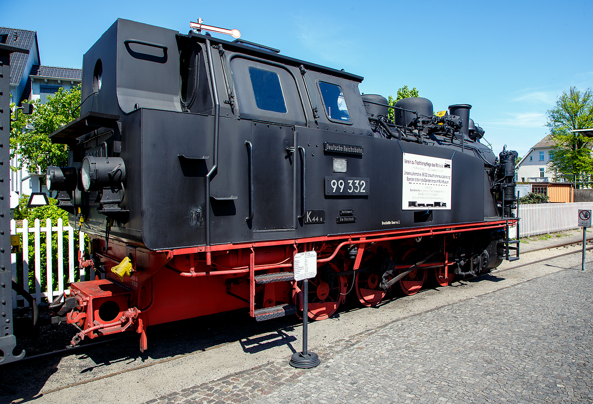 Die Molli Museums-/Denkmaldampflok MBB 99 332, eine LKM Typ 225 PS 900 mm Schmalspurlok, der Mecklenburgischen Bäderbahn Molli GmbH, ex DB 099 905, ex DR 99 2332, ex DR 99 332, ex Wismut 44, am 15.05.2022 beim Bahnhof Ostseebad Kühlungsborn West.

Die 900 mm-Schmalspur-Dampflok der DR-Baureihe 99.33 wurde1951 von LKM (VEB Lokomotivbau Karl Marx Babelsberg) unter der Fabriknummer 30013 gebaut und an die SDAG Wismut (Sowjetisch-Deutsche Aktiengesellschaft Wismut), für die Haldenbahn Oberschlema, (Aue) als Wismut 44 geliefert. Neben zwei weiteren Loks, wurde diese Lokomotive 1958 durch die Deutsche Reichsbahn, für die Bäderbahn Molli, erworben und nach Anpassungsarbeiten im Reichsbahnausbesserungswerk Görlitz als DR 99 332 in Dienst gestellt. Im Jahr 1961 wurden die 99 331 und die 99 332, im RAW Görlitz, auf Heißdampf umgebaut. Die 99 333 blieb eine Nassdampflokomotive und war ab Mitte der 1960er Jahre nur noch Reservemaschine. Mit der Einstellung des Güterverkehrs auf der Strecke wurden nicht mehr so viele Lokomotiven benötigt, so dass diese 1968 ausgemustert wurde.

1970 erfolgte die Umzeichnung in DR 99 2332-7 und 1992 in DR 099 905-2. Nachdem Zusammenschluss beider Deutscher Bahnen zum 01.01.94 wurde sie zur DB 099 905-2. So ging sie zum 01.10.1995, mit der Übernahme des Betriebs auf der Strecke durch die Molli - Mecklenburgische Bäderbahn Molli GmbH, an diese über. Mit der Übernahme wurde auch ein neues Betriebskonzept eingeführt, das die Unterhaltung von zwei noch vorhandenen Lokomotiven der BR 99.33 nicht mehr notwendig machte, so erfolgte zum 07.05.1996 die Außerdienststellung.

Die Schmalspur-Dampf-Lokomotiven des Typs 225 PS Schmalspur des VEB Lokomotivbau Karl Marx wurden basierend auf einem Typenprogramm für kleinere Dampflokomotiven speziell für den Einsatz bei Industriebetrieben entwickelt. Drei dieser Lokomotiven wurden 1958 durch die Deutsche Reichsbahn von der SDAG Wismut erworben. 

Konstruktive Merkmale:
Die Lokomotiven verfügen über einen geschweißten Blechrahmen. Auf dem geschweißten Langkessel sitzt vorn der Dampfdom. Auf dem hinteren Teil sitzen der Sandkasten sowie zwei Kesselsicherheitsventile der Bauart Ackermann. 1961 wurden die 99 331 und die 99 332 auf Heißdampf umgebaut. Dabei erhielten die Kessel jeweils 9 Heiz- und 64 Rauchrohre. Das außen liegende waagerecht angeordnete Zweizylinder-Triebwerk wirkt auf die dritte Kuppelachse. Die außen liegende Heusinger-Steuerung besitzt eine stark vereinfachte Kuhnsche Schleife.

Für die Zugbeleuchtung erhielten die Lokomotiven bei den Anpassungsarbeiten der Deutschen Reichsbahn einen leistungsstärkeren 5 kW Turbogenerator hinter dem Schornstein. Die ursprüngliche Handbremse wurde um eine Knorr-Druckluftbremse ergänzt. Die zweistufige Luftpumpe sitzt rechts neben der Rauchkammer. Die Lokomotiven erhielten wie auf der Bäderbahn üblich ein Knorr-Druckluftläutewerk. Gesandet werden der erste Radsatz von vorn und der letzte Radsatz von hinten.

Für den Einsatz auf der Bäderbahn wurde der obere Teil des Führerhauses stark abgeschrägt, um es an das Lichtraumprofil anzupassen. Das Dach erhielt seitliche Regenrinnen mit Ablaufrohren. Die geschweißten Wasserkästen befinden sich vor dem Führerhaus auf beiden Seiten des Kessels und fassen 3,4 m³. Der Kohlenkasten befindet sich an der Rückwand des Führerhauses und war ursprünglich, da für Braunkohlebrikettfeuerung ausgelegt, mit einem Aufbau vergrößert, der zwischen den beiden Fenstern der Rückwand eingezogen bis auf Höhe des Daches geführt wurde. Er hatte ein Fassungsvermögen von 2,2 t. Da mittlerweile die Feuerung mit Steinkohle erfolgt und bei deren höherem spezifischen Gewicht der Kohlekasten nicht voll gefüllt werden konnte, wurde dieser Aufbau bei 99 2331 bei der Hauptuntersuchung 2004 im Dampflokwerk Meiningen zur Verbesserung der Sicht bei Rückwärtsfahrt entfernt. Sein Fassungsvermögen reduzierte sich dadurch auf 1,5 t. Die, hier gezeigte Museumslok 99 2332 hat noch den ursprünglichen Aufbau.

TECHNISCHE DATEN:
Spurweite: 900 mm 
Achsformel: D h2t
Gattung:  K 44.8
Länge über Kupplung: 8.860 mm
Höhe: 3.490 mm
Achsabstand: 3 x 1.000 mm = 3.000 mm
Leergewicht: 25,0 t
Dienstgewicht: 32,4 t
Höchstgeschwindigkeit: 35 km/h
Indizierte Leistung: 460 PSi
Anfahrzugkraft: 56,39 kN
Kuppelraddurchmesser: 800 mm
Steuerungsart: Heusinger
Zylinderanzahl: 2
Zylinderdurchmesser: 370 mm
Kolbenhub: 400 mm
Kesselüberdruck: 14 bar
Anzahl der Heizrohre: 	9
Anzahl der Rauchrohre: 64
Heizrohrlänge: 2.600 mm
Rostfläche: 1,6 m²
Strahlungsheizfläche:  6,04 m²
Rohrheizfläche: 36,85 m²
Strahlungsheizfläche: 6,04 m²
Rohrheizfläche: 36,85 m²
Überhitzerfläche: 18 m²
Verdampfungsheizfläche: 42,89 m²
Wasservorrat: 3,4 m³
Brennstoffvorrat: 2,2 t Kohle

