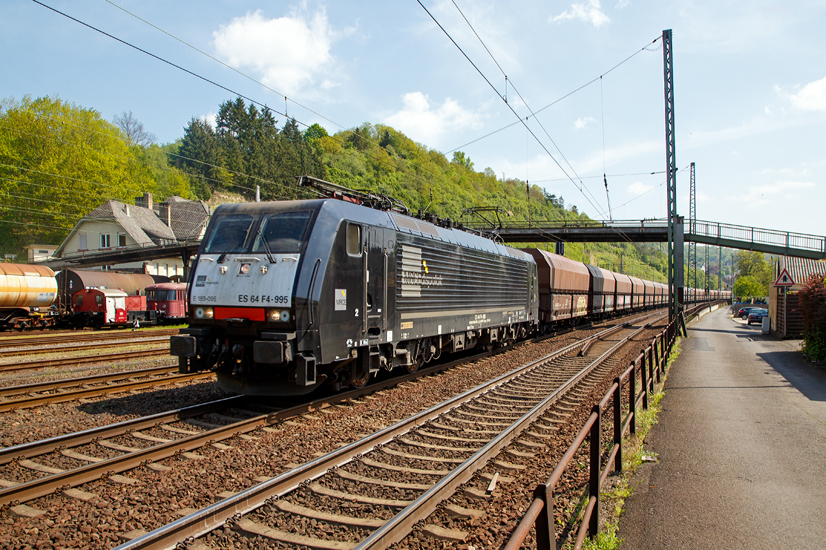 
Die MRCE Dispolok E 189-095-3 (ES 64 F4-995) bzw.  91 80 6189 095-3 D-DISPO fährt am 30.04.2019 mit einem Kohlezug durch Linz am Rhein in Richtung Norden.