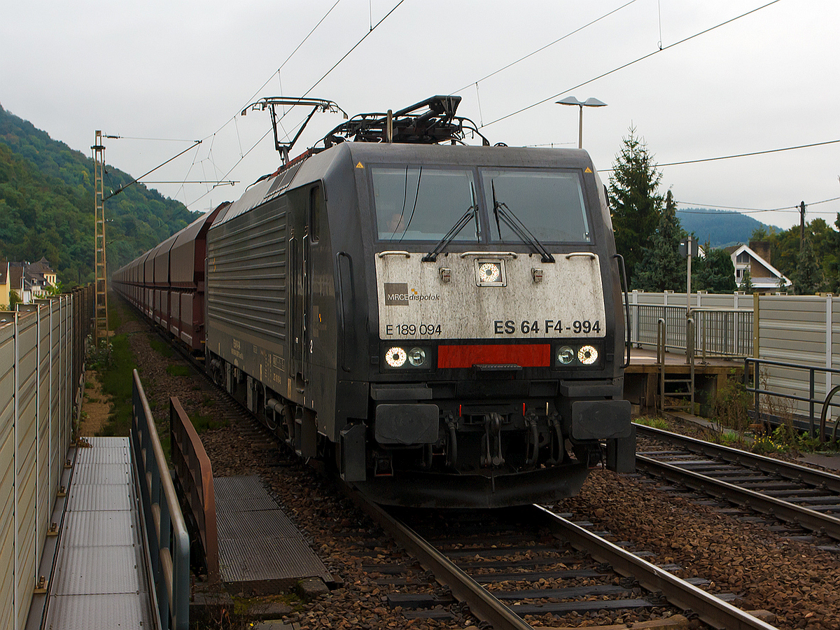 
Die MRCE Dispolok Siemens ES64F4-994 / E 189 094 (91 80 6189 094-6 D-DISPO) fährt am 05.10.2013 mit einen Kohlenzug durch den Hp Trier Ehrang Ort in Richtung Trier Hbf. 
Zum Zeitpunkt der Aufnahme war sie an die NIAG - Niederrheinische Verkehrsbetriebe Aktiengesellschaft vermietet.

Die Siemens EuroSprinter wurde 2005 unter der Fabriknummer 21080 gebaut. Sie trägt NVR-Nummer 91 80 6189 094-6 D-DISPO Class 189-VJ (VJ = Zugsicherungssystem Paket für Deutschland und Niederlande).