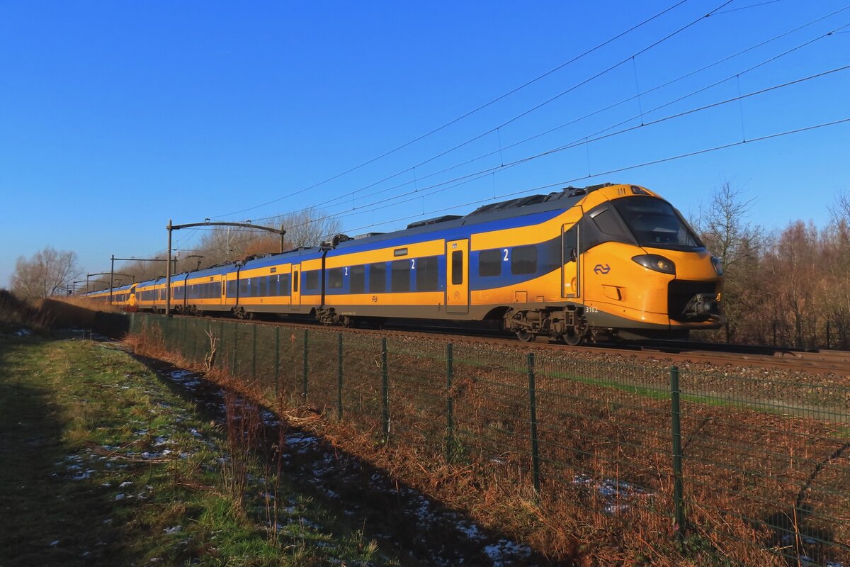 Die neue Generation der IC-Züge bei NS Reizigers -alles anders als unumstritten: ICNG 3102 passiiert am 10 Januar 2025 Tilburg-Reeshof. Manchmal bleiben diese Triebzüge irgendwo liegen wegen technische Pannen.