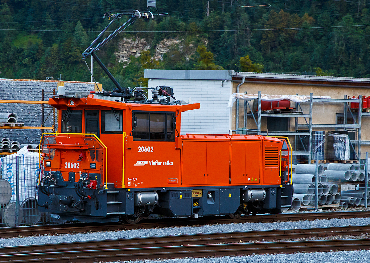 Die neuen und ersten (bimodale) Elektro-Akkulokomotive der Rh�tischen Bahn (RhB) sind im Betrieb....
Die RhB Geaf 2/2 - 20602 ist am 06.09.2021 im Bahnhof Thusis abgestellt. (aufgenommen aus einem Zug heraus).

Die neuen elektrischen Rangierlokomotiven werden im Rangier- und leichten G�terzugdienst auf dem gesamten Stammnetz der RhB, prim�r unter Fahrleitung, eingesetzt.  Dank der Traktionsbatterie k�nnen auch  nicht elektrifizierte Strecken, wie zum Beispiel Anschlussgleise und Rangierbahnh�fe, emissionsfrei und effizient befahren werden. Lithium-Ionen-Batterien sind mittlerweile so weit entwickelt, dass sie auch f�r Rangierfahrzeuge auf der Schiene eine angemessene Alternative zu den bisherigen Diesellokomotiven darstellen. Die Traktionsbatterie wird automatisch aufgeladen, w�hrend die Lokomotive unter dem Fahrdraht steht, sie kann aber auch beim Bremsen mit Rekuperationsenergie aufgeladen werden. Im Fahrleitungsbetrieb k�nnen dank der hohen Leistung auch G�terz�ge bef�rdert werden. Nach dem Wechsel in den Akkubetrieb  steht nach wie vor die maximale Zugkraft zur Verf�gung. Dank durchgezogener, Zugsammelschiene und automatischer  Druckluft- und  Vakuumbremse k�nnen die Lokomotiven f�r  �berfuhren in alle Z�ge  der  RhB  eingereiht  werden. F�r anspruchsvolle Man�verdienste k�nnen die Lokomotiven von einer Funkfernsteuerung aus bedient werden. Neben der Mittelpufferkupplung k�nnen die mit der zum Teil automatischen Schwabkupplung ausger�steten Lokomotiven auch automatisch auf diese umgestellt werden.

Die neuen Fahrzeuge sind den alten Rangierlokomotiven betreffend Wirtschaftlichkeit, Umweltbelastung, St�rungsanf�lligkeit sowie L�rm- und Abgasemissionen �berlegen. Wichtige Pfeiler der Strategie 2030 der RhB sind die Modernisierung des Rollmaterials sowie die F�rderung von Nachhaltigkeit. 

Die Beschaffung findet in Zusammenarbeit mit der Matterhorn Gotthard Bahn (MGBahn) statt, die ebenfalls zwei neue Lokomotiven dieses Typs beschafft hat. Die Lokomotiven sind in den Bahnh�fen Landquart, Untervaz-Trimmis, Chur, Ilanz, Thusis, Davos Platz und Zernez stationiert. Im Gegenzug werden elf alte, zunehmend st�r- und wartungsanf�llige, Rangierfahrzeuge ausgemustert werden.

TECHNISCHE DATEN:
Bezeichnung: Geaf 2/2
Anzahl der Fahrzeuge: 7 (bei der RhB) / 2 (bei der MGB)
Spurweite: 1.000 mm
Achsfolge: B
L�nge �ber Puffer: 8.412 mm (mit autom. Rangierkupplung 9.610 mm)
Breite: 2.650 mm
Fahrzeugh�he: 3.770 mm
Achsabstand: 4.050 mm
Treibraddurchmesser: 	810 mm (neu) / 740 mm (abgenutzt)
Dienstgewicht: 30 t
H�chstgeschwindigkeit: 80 km/h Fahrleitung / 40 km/h Batteriebetrieb
Anfahrzugkraft: 75 kN (Fahrleitung und Batterie)
Max. Leistung am Rad: 700 kW (Fahrleitung) / 200 kW (Batterie)
Dauerleistung am Rad: 500 kW (Fahrleitung) / 200 kW (Batterie)
Max. elektr. Bremsleistung: 800 kW (Fahrleitung) / 200 kW (Batterie)
Nennspannung Fahrleitung: 11kVAC
Leistungs�bertragung: elektrisch
Fahrbatterie:  Lithium-Ionen-Batterie Typ NMC, nutzbarer Energieinhalt 93 kWh
Bremsen: Direkte Rangierbremse, Elektrische Nutzstrombremse (Rekuperation ins Netz oder Batterie), Automatische Bremse Vakuum und Druckluft, sowie Federspeicher Feststellbremse.

Max. Anh�ngelast bei 0 bis 2 ‰: 500 t
Max. Anh�ngelast bei 35 ‰ (Albula): 150 t
Max. Anh�ngelast bei 45 ‰ (Pr�ttigau): 100 t
Max. Anh�ngelast bei 60 ‰ (Chur-Arosa):  70 t

Quellen: RhB, Stadler

