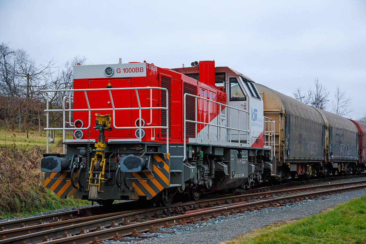 
Die neuste Errungenschaft der KSW (Kreisbahn Siegen-Wittgenstein), die Lok 47 (92 80 1271 027-5 D-KSW), ex D 2 der HFM, eine Vossloh G 1000 BB, steht am 15.12.2016 in Neunkirchen-Struthütten mit einem Coilgüterzug bereit.

Die Lok wurde 2008 unter der Fabriknummer 5001673 bei Vossloh in Kiel gebaut, 2009 ging sie zur kundenspezifische Anpassung zum Service-Zentrum Moers und erst am 16.07.2010 erfolgte die Auslieferung an HFM Managementgesellschaft für Hafen und Markt mbH in Frankfurt (Main)  D 2  (92 80 1271 027-5 D-HFM). Am 31.10.2016 ging sie dann an die Kreisbahn Siegen-Wittgenstein (KSW).

Die G 1000 ist eine vierachsige dieselhydraulische Lokomotive
für den schweren Rangier- und leichten Streckendienst. Die zuverlässige Vielzwecklokomotive ist mit modernster Technik ausgestattet und erfüllt daher die neuesten Vorschriften des Unfallschutzes. Die Anwendungsbreite der Lokomotive reicht vom leichten Rangierdienst in Einzeltraktion über den Einsatz als Streckenlokomotive in Mehrfachtraktion bis hin zum schweren Rangierdienst. 

Mit der MaK G 1000 BB wird seit dem Jahr 2002 eine Lok für den Leistungsbereich unterhalb der G 1206 angeboten. Sie basiert auf der G 800 BB, von der außer dem kompletten Fahrwerk und Rahmen auch das Führerhaus und der hintere Vorbau übernommen wurden. Deutlich anders ist dagegen der vordere Vorbau, in dem Platz für den größeren Dieselmotor geschaffen wurde.


Technische Daten
Spurweite:  1435 mm
Achsfolge:  B´B´
Länge über Puffer: 14.130 mm
Drehzapfenabstand: 6.700 mm
Radsatzabstand im Drehgestell:  2.400 mm
größte Breite:  3.080 mm
größte Höhe über Schienenoberkante:  4.225 mm
Raddurchmesser neu:  1.000 mm
kleinster befahrbarer Gleisbogen:  60 m
Dienstgewicht: 80 t
Bremse: Radscheibenbremse (Knorr), auf alle Räder wirkend
hydrodynamische Bremse
Bremsgewichte G/P: 65 t/96 t
Kraftstoffvorrat:  3000 l
    
Motor:  MTU 8V 4000 R41L
Leistung:  1.100 kW (1.475 PS)
Drehzahl:  1860 1/min
    
Strömungsgetriebe: Voith L4r4
Höchstgeschwindigkeit:  100 km/h
    
Seit 2002 wurden 103 G 1000 gebaut (Stand 01.01.2015).
