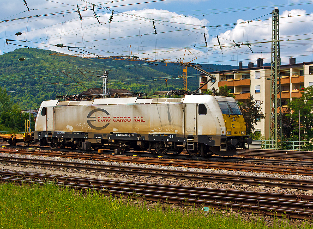 
Die nicht gerade saubere E 186 312-5 der Euro Cargo Rail SAS fährt mit einem Containerzug am 31.05.2014 durch Neustadt an der Weinstraße. 

Die Bombardier TRAXX F140 MS wurde 2010/11 bei Bombardier in Kassel unter der Fabriknummer 34789 gebaut und im Februar 2011 an die ECR ausgeliefert. Sie trägt die komplette NVR-Nummer NVR - Nummer 91 80 6186 312-5 D-ECR und die EBA-Nummer EBA 07G12KL 046. Sie hat die Zulassungen für  Deutschland, Frankreich und Belgien. 

Die Euro Cargo Rail SAS (ECR) mit Sitz in Paris ist eine Bahngesellschaft, die derDB Schenker Rail Deutschland AG gehört.