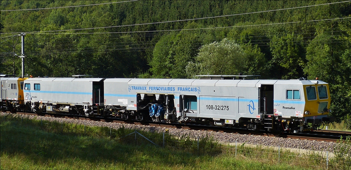 Die Nivellier-, Hebe-, Richt- und Stopfmaschine 108-32/275 (99 87 9 122 520-9) der luxemburgischen Firma Ferro-Tech stand am 26.08.2018 zwischen Colmar Berg und Cruchten am Ende eines G�terzuges, zwischen zwei Bahnbaustellen in Mersch und Ettelbr�ck, auf freiem Feld abgestellt. (Hans)