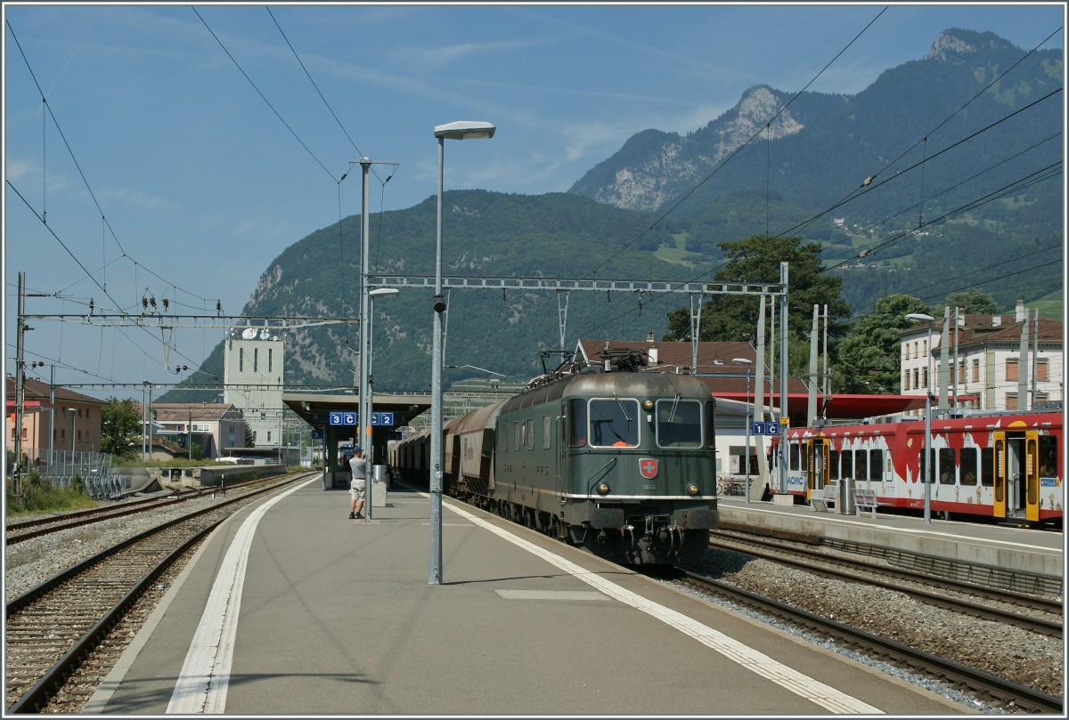 Die noch gr�ne Re 6/6 11646 mit dem  Spaghetti Zug in Aigle.
22. August 2013