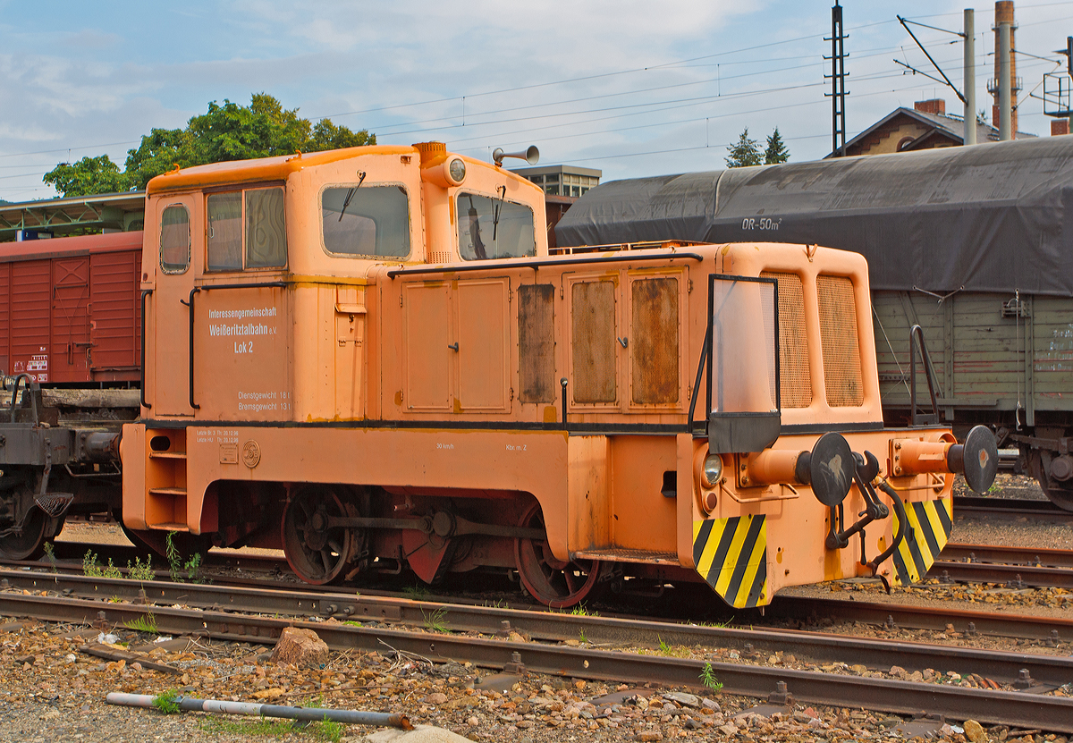 
Die normalspurige Lok 2 der IG Weißeritztalbahn, eine LKM V10B Diesellok am 26.08.2013 in Freital-Hainsberg. 
Die Lok wurde 1959 bei VEB Lokomotivbau Karl Marx Babelsberg (LKM) unter der Fabriknummer  252067 und an BHKF - VEB Bergbau- und Hüttenkombinat  Albert Funk  Freiberg als Lok 1 geliefert ab 1990 Saxonia AG, Metallhütten- und Verarbeitungswerke Freiberg, bis bis sie im Jahr 2000 zur IG Weißeritztalbahn kam.
Die LKM ging übrigens aus dem Werk der Maschinenbau und Bahnbedarf Aktiengesellschaft, vormals Orenstein & Koppel, Berlin (MBA) hervor.  

Die Neubaulok V10B aus dem zweiten Dieselloktypenprogramm war das Nachfolgemodell der N4 aus dem ersten LKM-Dieselloktypenprogramm und wurde von LKM bereits 1956 entwickelt. Als im Jahre 1958 noch die letzten N4 gefertigt wurden, rollten auch schon die ersten V10B aus den Babelsberger Werkshallen. Technisch wiesen die Normalspur-V10B große Gemeinsamkeiten mit den Schmalspur-V10C auf, allerdings hatten sie eine Treibachse weniger. 
Das Fabriknummernpräfix lautete  252 .

Die Maschinen waren mit einem luftgekühlten Dieselmotor 6 KVD 14.5 SRL des VEB Dieselmotorenwerkes Schönebeck mit 102 PS Leistung ausgestattet. Zur Kraftübertragung wurde zwischen den Achsen ein mechanisches Viergang-Zahnradgetriebe mit Wendegetriebe eingebaut, dessen Antrieb als Blindwelle ausgeführt war und die Kraft mittels Kuppelstangen auf die Achsen übertrug. Die Maschinen waren für den Dienst auf Anschlußbahnen vorgesehen und sind auch heute noch teilweise in diesem Einsatzgebiet anzutreffen.

Technische Daten:
Spurweite:  1.435 mm
Bauart:  B-dm
Länge über Puffer:  6.940 mm
Achsstand:  2.500 mm
größte Breite:  3.000 mm
größte Höhe über Schienenoberkante:  3.585 mm
Raddurchmesser neu:  900 mm
kleinster befahrbarer Gleisbogen:  40 m
Dienstgewicht:  18 t
Achslast:  9 t 
Betriebsvorräte:
Kraftstoff: 220 l
Motorenöl: 15 l
Getriebeöl: 40 l
Sand: 120 kg
   
Motor: luftgekühlter 6 Zylinder / 4-Takt Dieselmotor vom Typ 6 KVD 14.5 SRL
Motorenhersteller:  VEB Dieselmotorenwerk Schönebeck
Leistung:  102 PS (75 kW)
Motordrehzahl: 1.500 min -1
Zur Kraftübertragung wurde zwischen den
Achsen ein mechanisches Viergang-Zahnradgetriebe mit
Wendegetriebe eingebaut, dessen Antrieb als Blindwelle
ausgeführt war und die Kraft mittels Kuppelstangen auf die
Achsen übertrug.
Höchstgeschwindigkeit  30 km/h
   
Baujahre  1958 - 1976
gebaute Stückzahl  ca. 590