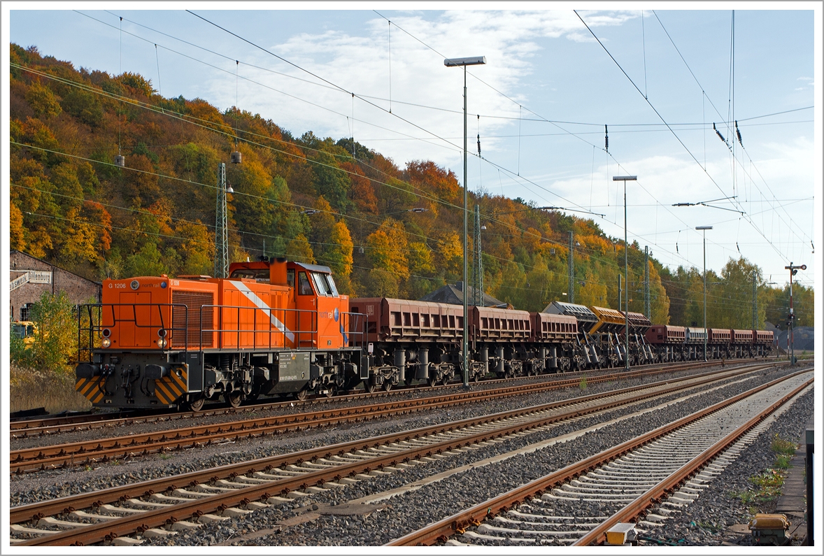 
Die Northrail 275 020-6 eine Vossloh  G 1206 mit Seitenkippwagen der GBM Wiebe am 22.10.2013 beim Bahnhof Dillenburg, vermietet ist sie zurzeit an die HGB (Hessische Güterbahn GmbH, Buseck).

Die Lok wurde 2012 von Vossloh unter der Fabriknummer 5001989 gebaut. Sie trägt die NVR-Nummer 92 80 1275 020-6 D-NTS und die EBA-Nummer EBA 05F18K 019.