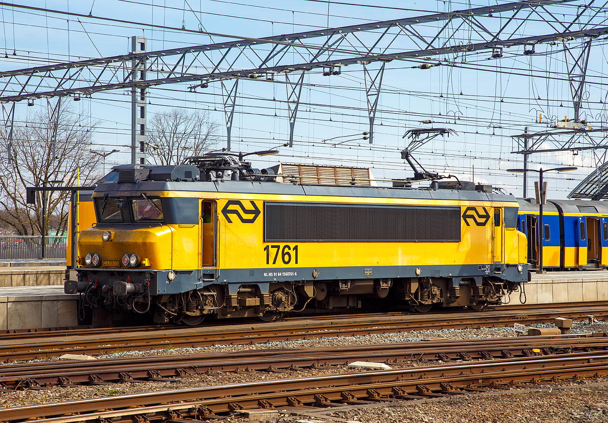 
Die NS 1761 (91 84 1560761-6 NL-NS) am 31.03.2018 im Bahnhof Amsterdam Centraal.

Die Baureihe 1700 der NS ist eine vierachsige Elektrolokomotivbaureihe die zwischen 1991 und 1994 gebaut wurden. Sie basiert, wie die Schwesterbaureihe 1600/1800, auf der BB 7200 der franz�sischen Staatsbahn SNCF. Die Baureihe 1700 ist jedoch eine modernere Variante der Baureihe 1600. Sie unterscheidet sich von der Reihe 1600 durch verst�rkten Einsatz von Elektronik, eine neuere Version der ATB-Zugsicherung (Version 4 statt 3) und ein anderes Bremssystem. 

TECHNISCHE DATEN:
Spurweite: 1.435 mm
Achsformel:  B’B’
L�nge �ber Puffer: 17.640 mm
Drehzapfenabstand: 9.694 mm
Achsabstand im Drehgestell: 2.800 mm
Treibraddurchmesser: 1.250 mm (neu)
Dienstgewicht: 	86,0 t
Radsatzfahrmasse: 	21,5 t
H�chstgeschwindigkeit: 180 km/h (in der Praxis 140 km/h)
Stundenleistung:  4.540 kW (2x 2.270kW)
Anfahrzugkraft: 260 kN
Stromsystem: 1,5 kV DC
Kleister befahrbarer Gleisbogen: R=50 m
