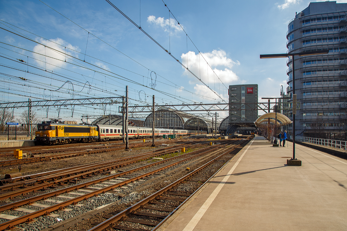 
Die NS 1761 (91 84 1560761-6 NL-NS) mit einem EuroCity (DB IC-Wagen) am 31.03.2018 im Bahnhof Amsterdam Centraal.