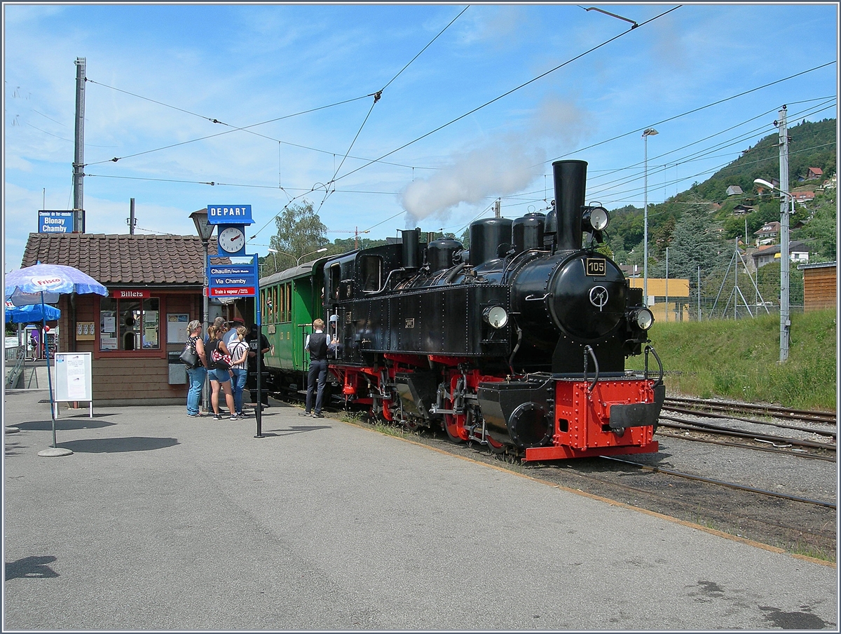 Die nun schon 102 Jahre alte G 2x 2/2 105 der Blonay-Chamby Bahn wartet in Blonay auf die Abfahrt nach Chaulin.

16. August 2020