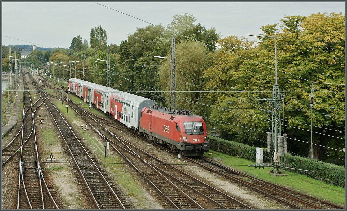 Die �BB 1116 073-6 erreicht mit einem Doppelstockzug von Bregenz her kommend, Lindau Hbf.
20. Sept. 2011