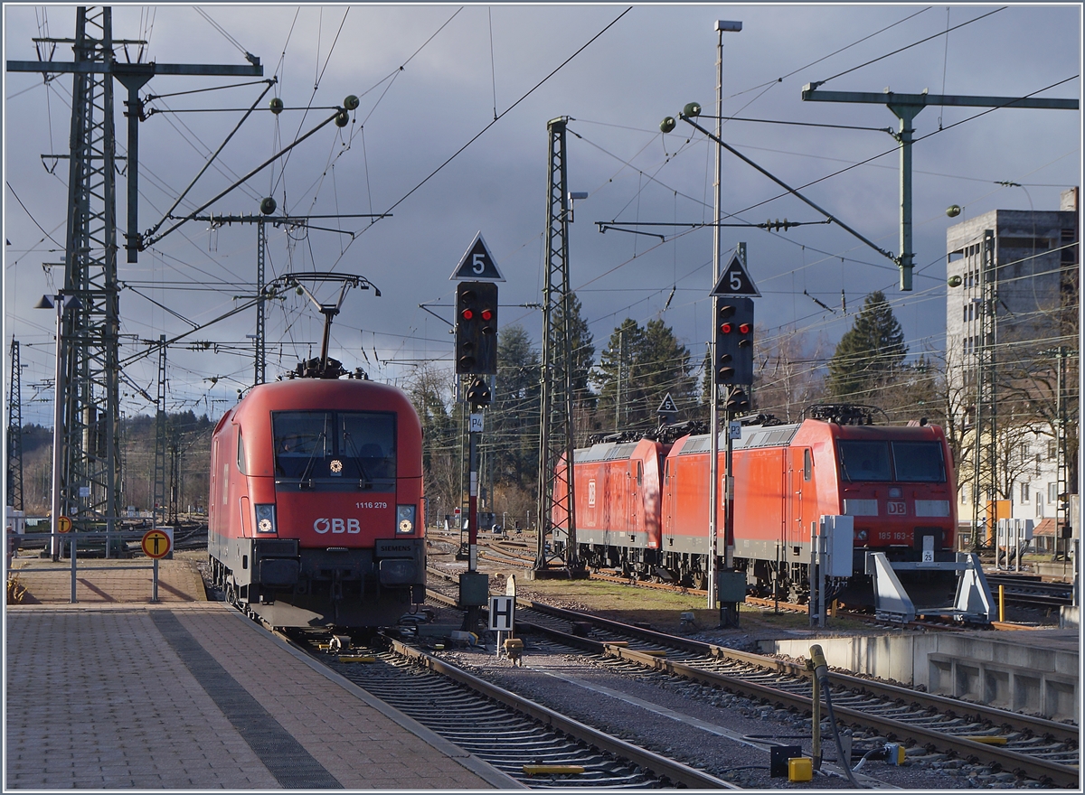 Die ÖBB 1116 279 übernimmt in Singen den IC 280 und erreicht hier das entsprechende Bahnsteiggleis. 
2. Jan. 2018