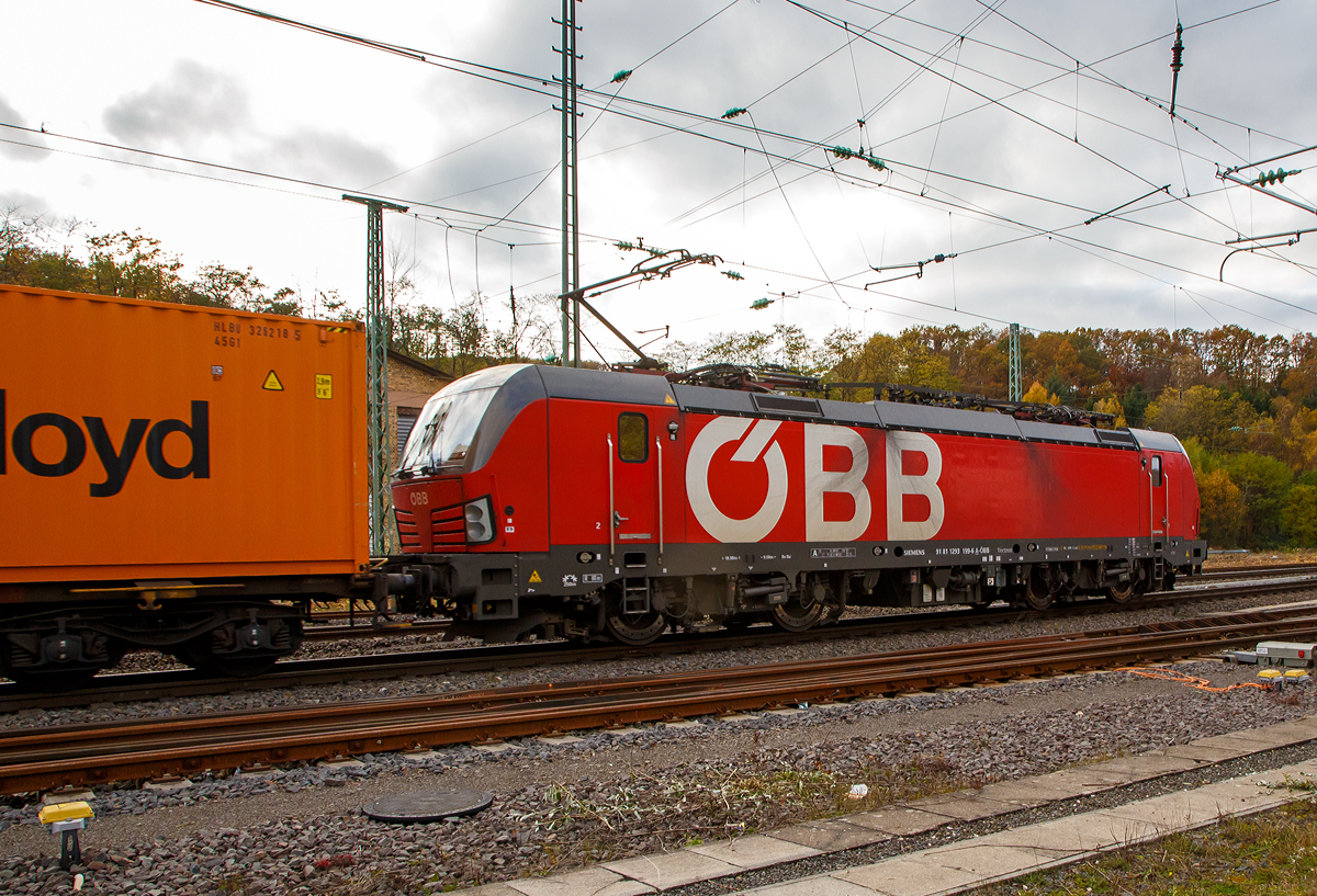 Die ÖBB 1293 199-6 (91 81 1293 199-6 A-ÖBB), eine Siemens Vectron MS (X4E) der Variante A60 (Länderpaket) fährt am 06.11.2021 mit einem Containerzug durch Betzdorf (Sieg) in Richtung Köln.

Die Siemens Vectron MS / X4E wurde 2020 von Siemens in München-Allach unter der Fabriknummer 22856 und an die ÖBB - Österreichische Bundesbahnen (ÖBB-Produktion GmbH) geliefert. Sie ist in der Variante A60 auf geführt und hat so die Zulassungen für A / D / CZ / PL / SK / H / RO / BG / HR /SRB / NL / B, wobei noch einige Länder noch durchgestrichen sind. Von der Variante A60 hat die ÖBB 2019 insgesamt 28 Loks (1293 173 bis 1293 200) abgerufen.

Ende Januar 2017 unterzeichneten die Österreichischen Bundesbahnen und Siemens Mobility einen Rahmenvertrag über bis zu 200 Lokomotiven, wovon die ersten 30 Mehrsystem-Vectron direkt zum Gesamtpreis von 120 Mio. Euro abgerufen wurden.

Die Siemens Vectron weisen im Betrieb mit Wechselspannung eine Leistung von 6.400 kW, mit Gleichspannung 6.000 kW, auf und haben eine Masse von bis zu 90 Tonnen, die auf vier Achsen verteilt eine Achslast von 22,5 Tonnen ergibt. Aufgrund der überwiegenden Verwendung im Güterverkehr sind die Lokomotiven zunächst für 160 km/h zugelassen. Zur Verbesserung der Laufeigenschaften auf kurvenreichen Strecken wurden die Lokomotiven mit aktiven Drehdämpfern ausgerüstet

TECHNISCHE DATEN:
Spurweite:  1.435 mm (Normalspur)
Achsformel:  Bo’Bo’
Länge über Puffer:  18.980 mm
Breite (über Handstangen): 3.012 mm
Höhe (Panto abgesenkt): 4.248 mm
Begrenzungslinie: UIC 505-1
Drehzapfenabstand:  9.500 mm
Achsabstand in Drehgestell:  3.000 mm
Raddurchmesser:  1.250 mm (neu) / 1.160 mm (abgenutzt)
Dienstgewicht: 90 t
Max. Radsatzlast :  22,5 t
Meterlast: 4.742 kg
Höchstgeschwindigkeit: 160km/h 
Antriebsleistung: 6.400 kW (AC) / 6.000 kW (DC)
Anfahrzugkraft: 	340 kN
Kleinster bef. Halbmesser: 80 m
Stromsysteme: 15kV/16,7Hz; 25kV/50Hz; 3kV DC (1,5kV DC)
Antriebsart: IGBT Stromrichter und Drehstrom Fahrmotore mit
Antrieb: Ritzelhohlwellenantrieb
Bremsbauart: KE-GPR-E m Z, (D), ep. Dynamisches Bremssystem Elektrodynamische Hochleistungs-Rückspeisebremse, für DC Netze zusätzlich Widerstandsbremse
Leistung der dynamischen Bremse: 6.400 kW (AC) / 6.000 kW (DC), Leistung der Widerstandsbremse: 2.600 kW (DC)
E-Bremskraft der dynamischen Bremse: 150 / 240 kN
Federspeicherbremse 45 / 50: 60 kN
Zugheizung: 900 kVA
Betriebliche Daten:
Zugbeeinflussungssysteme: Alstom IVC ETCS L1-2 + SCMT; LZB 80/E, PZB 90; MIREL VZ1; SHP
Sicherheitsfahrschaltung: Zeit-Zeit Impuls-SiFa
Zugfunk: GSM-R Dual Mesa 23 SW 4.9.3, Analogbetrieb 450 MHz gemäß UIC 751-3, GSM-R gemäß EIRENE FRS 7, SRS 15
Fern- und Vielfachsteuerung: UIC-WTB nach ÖBB Fernsteuerkonzept, ZMS-ZDS-ZWS

Quellen: ÖBB-Produktion GmbH, Siemens und wikipedia
