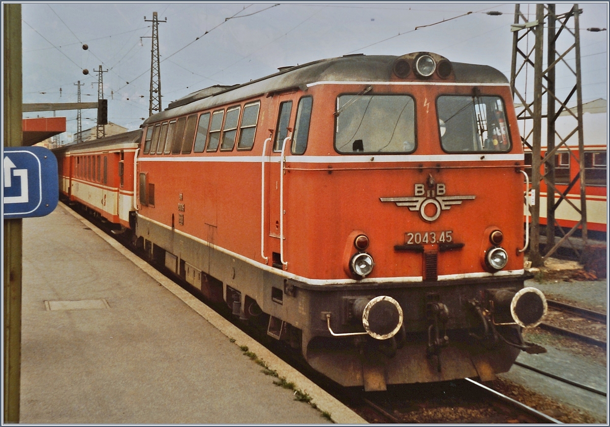Die �BB 2043.45 wartet mit ihrem Korridorzug 4609 nach Lienz in Innsbruck Hbf auf die baldige Abfahrt. 22. Juli 1984