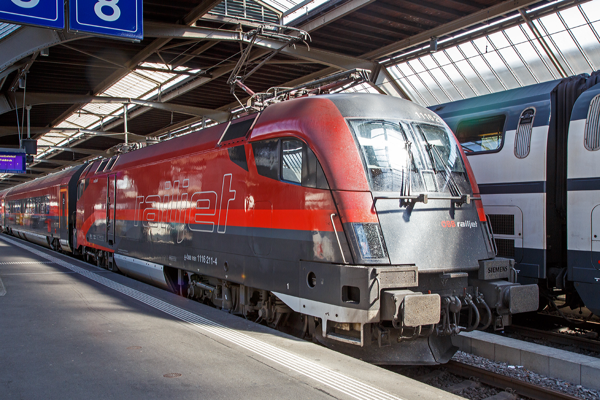 
Die ÖBB-railjet Taurus II  Spirit of Munich  1116 211-4 (9181 1116 211-4 A-ÖBB) steht am 06.06.2015 in Zürich HB mit dem railjet via Innsbruck nach Wien zur Abfahrt bereit.

Die Siemens ES64U2 wurde 2004 von Siemens unter der Fabriknummer 20932 für die ÖBB gebaut.

Die ES 64 U2 wurde ursprünglich als Universallok für die Österreichischen Bundesbahnen (ÖBB) entwickelt und wird dort als Baureihe 1016 (reine 15-kV-Version) und 1116 (2-System-Version mit 15 kV und 25 kV für internationalen Verkehr nach Ungarn) geführt. Die Zweisystembauart für 15 kV- und 25 kV-Bahnstromsysteme ist traktions- und sicherungstechnisch für Deutschland, Österreich und Ungarn ausgerüstet und zugelassen, seit Mai 2002 ist zudem ihr Einsatz in der Schweiz erlaubt. Durch die vorhandene Technik ist sie ebenso für die Wechselstromstrecken in Tschechien und der Slowakei geeignet. Die Maschinen der Serie ES 64 U2 sind wendezugfähig ausgeführt und ab Werk mit zwei Einholm-Stromabnehmern ausgerüstet. Ausnahme sind die Railjet-Loks 1116.201 bis 1116.223, welche mit den in die Schweiz verbundenen Fahrten, einen dritten (schmaler) Stromabnehmer haben. Der Antrieb der Lok erfolgt über einen speziell für sie entwickelten Hohlwellen-Antrieb mit Bremswelle (HAB).

Die Lok der Reihe 1016 und 1116 sind auch oft hörbar zuerkennen: Beim Aufschalten aus dem Leerlauf ist ein Geräusch zu vernehmen, das an das Durchspielen einer Tonleiter auf einem Tenorsaxophon erinnert. Es entsteht in den Drehstrommotoren durch die Ansteuerung der Stromrichter. Das hörbare Geräusch ist dabei die doppelte Taktfrequenz der Pulswechselrichter, welche stufenweise angehoben wird.

Die Frequenz ändert sich dabei in Ganz- und Halbtonschritten über zwei Oktaven von d bis d  im Tonvorrat der Stammtöne. 
Die Nachfolge-Baureihe ES 64 U4 (ÖBB 1216/SŽ-Baureihe 541) besitzt diese akustische Besonderheit nicht mehr.


TECHNISCHE DATEN:
Achsformel:  Bo’Bo’
Spurweite:  1.435 mm (Normalspur)
Länge über Puffer:  19.280 mm
Höhe:  4.375 mm
Breite: 3.000 mm
Drehzapfenabstand:  9.900 mm
Achsabstand in Drehgestell:  3.000 mm
Kleinster bef. Halbmesser: 	100 m (bei 10 km/h) /120 m (bei 30 km/h)
Dienstgewicht: 88 t
Höchstgeschwindigkeit: 230 km/h
Dauerleistung: 	6.400 kW
Booster für 5 min: 7,0 MW (nur bei 85–200 km/h nützlich)
Anfahrzugkraft: 	300 kN
Dauerzugkraft: 250 kN (bis 92 km/h)
Raddurchmesser:  1.150 mm (neu) / 1.070 mm (abgenutzt)
Motorentyp: 	1 TB 2824-0GC02
Stromsystem: 	15 kV, 16,7 Hz  und 25 kV, 50 Hz
Anzahl der Fahrmotoren:  4
Antrieb: Kardan-Gummiringfederantrieb
