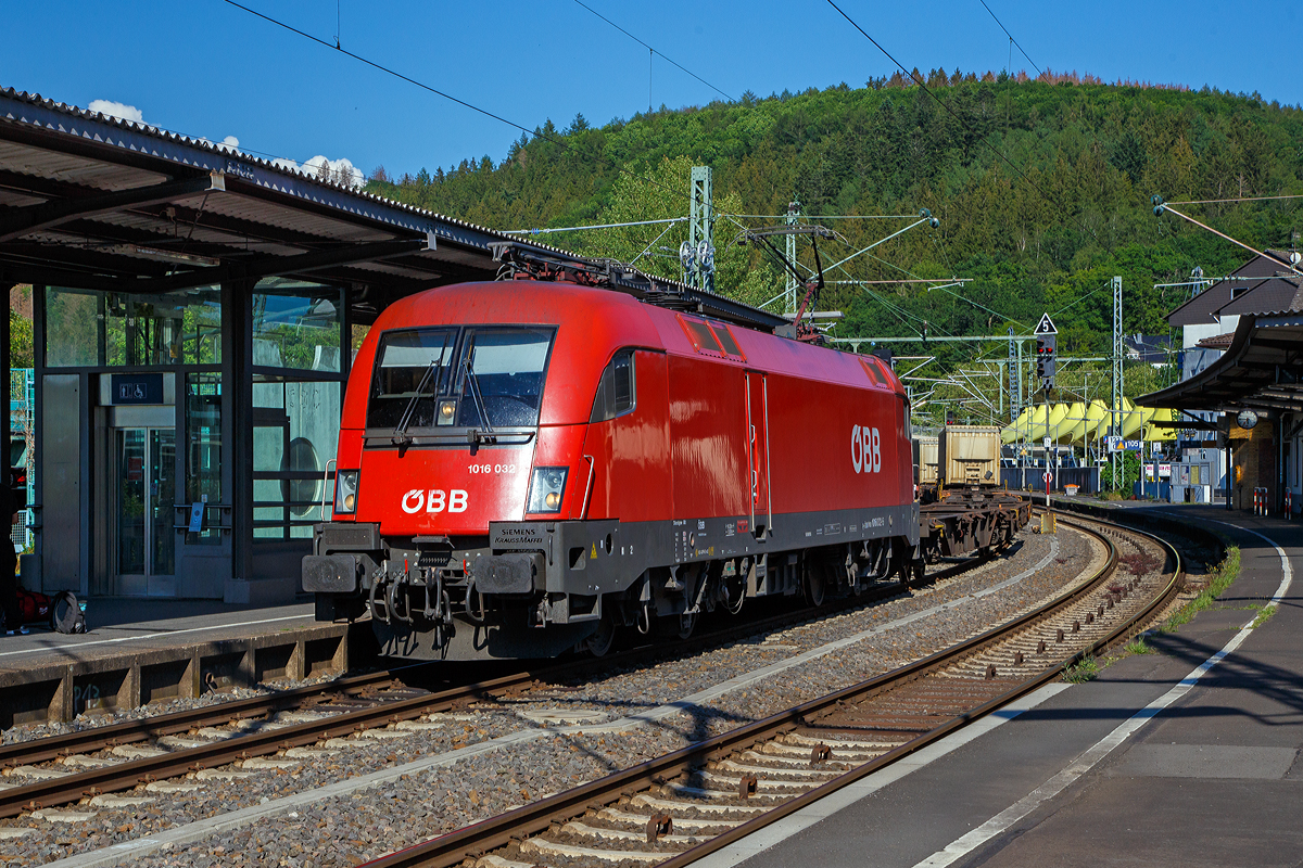 Die �BB Taurus 1016 032 (91 81 1016 032-5 A-�BB) f�hrt am 13.06.2020 mit einem KLV-Zug durch den Bahnhof Betzdorf (Sieg) in Richtung K�ln. Nochmal einen lieben Gru� an den freundlichen Lokf�hrer zur�ck.

Die Siemens ES64U2 wurde 2001 von Siemens unter der Fabriknummer 20380 f�r die �BB gebaut. Der Taurus ist zugelassen f�r �sterreich und Deutschland. Die Baureihe 1016,  ist auch im Gegensatz zu den 1116er, eine reine 15-kV-Version.

Die ES 64 U2 wurde urspr�nglich als Universallok f�r die �sterreichischen Bundesbahnen (�BB) entwickelt und wird dort als Baureihe 1016 (reine 15-kV-Version) und 1116 (2-System-Version mit 15 kV und 25 kV f�r internationalen Verkehr nach Ungarn) gef�hrt. Die Maschinen der Serie ES 64 U2 sind wendezugf�hig ausgef�hrt und ab Werk mit zwei Einholm-Stromabnehmern ausger�stet. Der Antrieb der Lok erfolgt �ber einen speziell f�r sie entwickelten Hohlwellen-Antrieb mit Bremswelle (HAB).

Die Lok der Reihe 1016 und 1116 sind auch oft h�rbar zuerkennen: Beim Aufschalten aus dem Leerlauf ist ein Ger�usch zu vernehmen, das an das Durchspielen einer Tonleiter auf einem Tenorsaxophon erinnert. Es entsteht in den Drehstrommotoren durch die Ansteuerung der Stromrichter. Das h�rbare Ger�usch ist dabei die doppelte Taktfrequenz der Pulswechselrichter, welche stufenweise angehoben wird.

Die Frequenz �ndert sich dabei in Ganz- und Halbtonschritten �ber zwei Oktaven von d bis d  im Tonvorrat der Stammt�ne. 
Die Nachfolge-Baureihe ES 64 U4 (�BB 1216/S�-Baureihe 541) besitzt diese akustische Besonderheit nicht mehr.
Von den Taurus 1 (Reihe 1016) wurden insgesamt 50 St�ck zwischen 2000 und 2001 gebaut (1016 001-050).

TECHNISCHE DATEN:
Achsformel:  Bo’Bo’
Spurweite:  1.435 mm (Normalspur)
Begrenzungslinie: UIC 505-1, SBB 01
L�nge �ber Puffer:  19.280 mm
H�he:  4.375 mm
Breite: 3.000 mm
Drehzapfenabstand:  9.900 mm
Achsabstand in Drehgestell:  3.000 mm
Raddurchmesser:  1.150 mm (neu) / 1.070 mm (abgenutzt)
Kleinster bef. Halbmesser: 100 m (bei 10 km/h) /120 m (bei 30 km/h)
Dienstgewicht: 88 t
H�chstgeschwindigkeit: 230 km/h
Dauerleistung:  6.400 kW
Booster f�r 5 min: 7,0 MW (nur bei 85–200 km/h n�tzlich)
Anfahrzugkraft: 	300 kN
Dauerzugkraft: 250 kN (bis 92 km/h)
Motorentyp:  1 TB 2824-0GC02
Stromsystem: 15 kV, 16,7 Hz 
Anzahl der Fahrmotoren:  4
Antrieb: Kardan-Gummiringfederantrieb
Bremsen; Dynamisches Bremssystem Elektrodynamische Hochleistungs-R�ckspeisebremse
Nenn- / H�chstleistung der dynamischen Bremse 6.400 kW / 7.000 kW (mit Booster)
Max. Bremskraft der dynamischen Bremse: 240 kN
