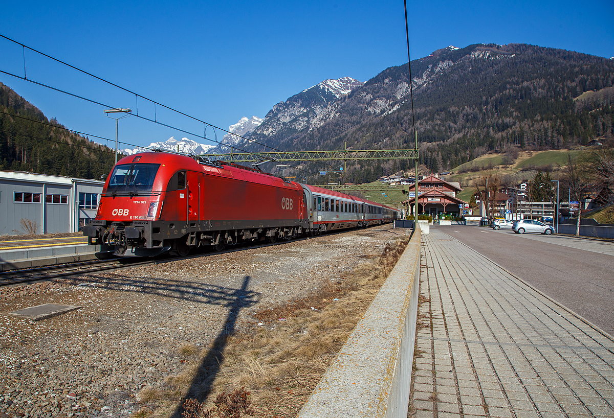 Die ÖBB Taurus III 1216 021/ E 190 021 (91 81 1216 021-6 A-ÖBB) rauscht am 27.03.2022, mit dem Eurocity EC 1281nach Venedig Santa Lucia (München Hbf - Innsbruck Hbf - Verona Porta Nuova - Venezia Santa Lucia), vom Brenner kommend durch den Bahnhof Gossensaß/Colle Isarco in Richtung Bozen.

Die Siemens ES 64 U4-A (Variante A für Österreich, Deutschland, Italien und Slowenien) wurde 2007 von Siemens Mobilitiy in München-Allach unter der Fabriknummer 21524 gebaut und an die ÖBB (Österreichische Bundesbahnen) geliefert. In Italien werden die ES 64 U4 als E.190 geführt.