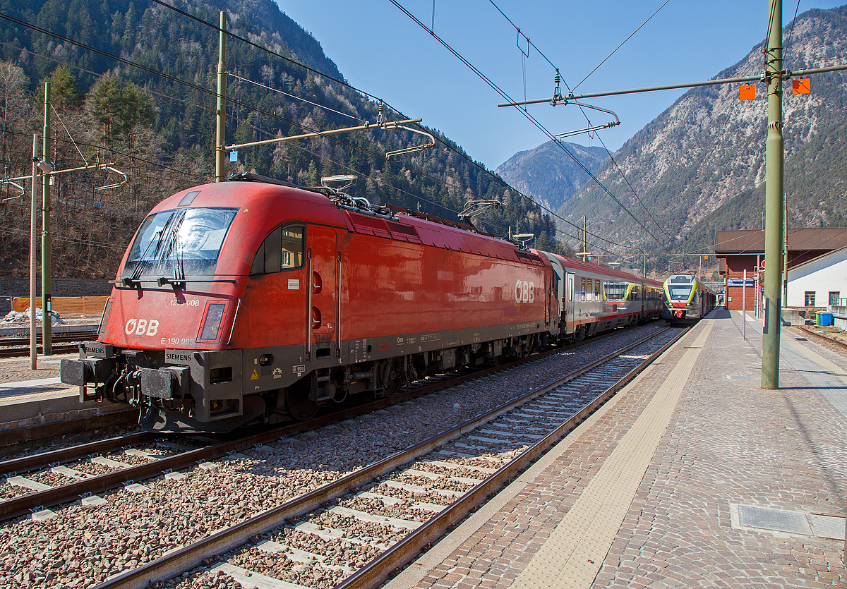 Die �BB Taurus III 1216 008 / E 190 008 (91 81 1216 008-3 A-�BB) erreicht am 27.03.2022 p�nktlich, mit dem Eurocity EC 85 nach Venedig Santa Lucia (M�nchen Hbf - Innsbruck Hbf - Verona Porta Nuova - Venezia Santa Lucia), den Bahnhof Fortezza / Franzensfeste. W�hrend rechts auf Gleis 1, der SAD ETR 170 047, ein sechsteiliger Mehrsystem Stadler FLIRT (MS f�r I / A) der SAD Nahverkehr AG / SAD Trasporto locale, als R EG 1869 (Regionalzug durchs Pustertal) nach Lienz in Osttirol, zur Abfahrt bereit steht.

Die Siemens ES 64 U4-A (Variante A f�r �sterreich, Deutschland, Italien und Slowenien) wurde 2006 von Siemens Mobilitiy in M�nchen-Allach unter der Fabriknummer 21096 gebaut und an die �BB (�sterreichische Bundesbahnen) geliefert. In Italien werden die ES 64 U4 als E.190 gef�hrt. 
