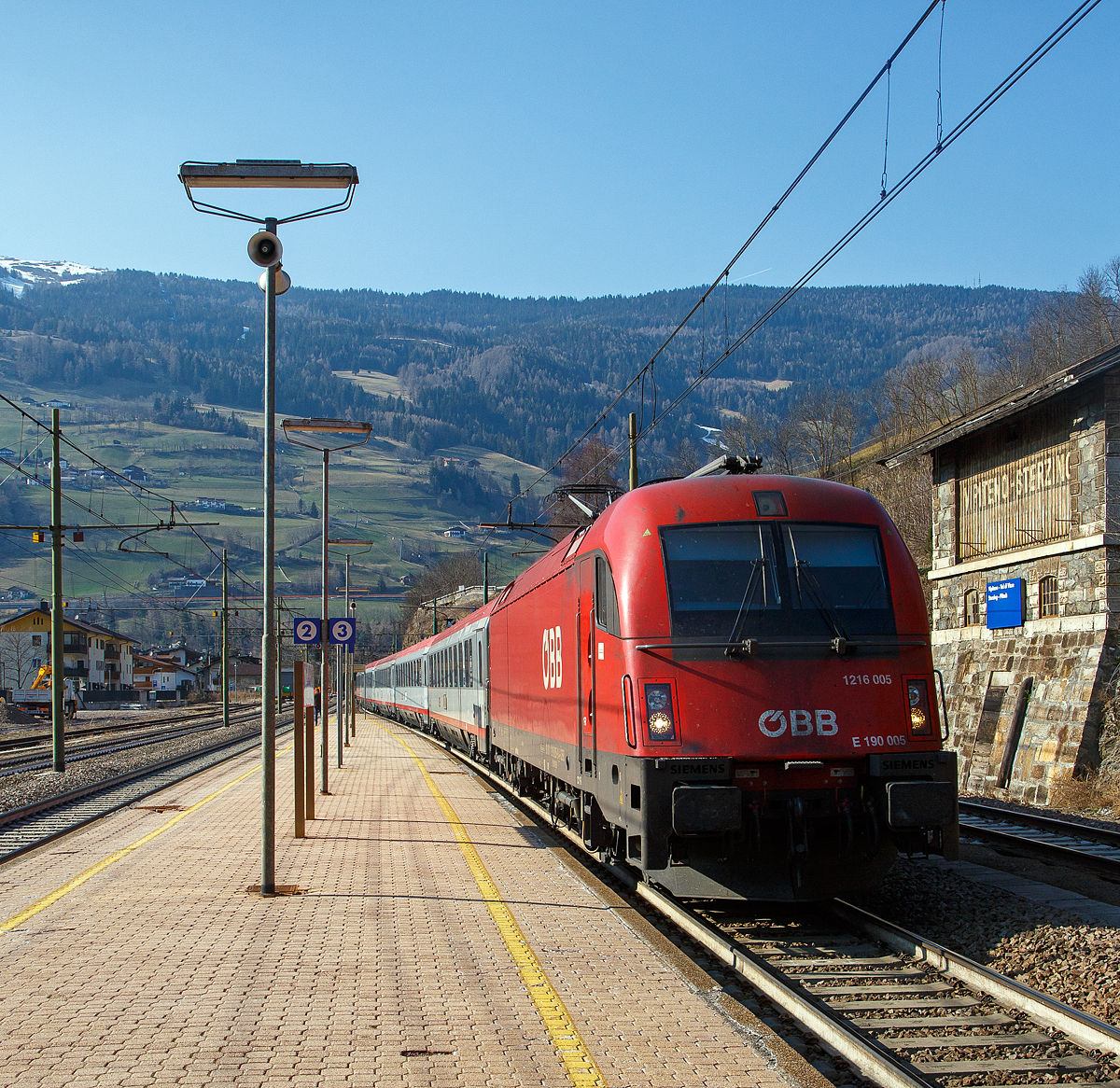 Die ÖBB Taurus III 1216 005 / E 190 005 (91 81 1216 005-9 A-ÖBB) rauscht am 27.03.2022, mit dem Eurocity EC 87 nach Bologna Centrale (München Hbf - Innsbruck Hbf - Verona Porta Nuova - Bologna Centrale), durch den Bahnhof Sterzing-Pfitsch (Stazione di Vipiteno-Val di Vizze).

Die Siemens ES 64 U4-A (Variante A für Österreich, Deutschland, Italien und Slowenien) wurde 2006 von Siemens Mobilitiy in München-Allach unter der Fabriknummer 21093 gebaut und an die ÖBB (Österreichische Bundesbahnen) geliefert. In Italien werden die ES 64 U4 als E.190 geführt.
