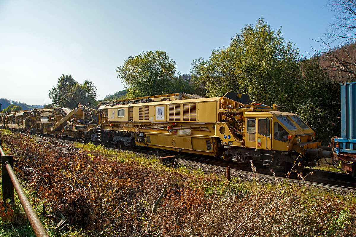 
Die Plasser & Theurer Bettungsreinigungsmaschine RM 95-800 W der MGW Gleis- und Weichenbau-Gesellschaft mbH & Co. KG (Berlin) am 19.09.2020 in Herdorf bei der Zugdurchfahrt. Hier der Bereich der  Reinigungsmaschine AHM  und ATH. In der linken Einheit (AHM) befindet sich die Aushubkette und die Schotterrückführung (recycelt oder recycelter mit neuen Schotter vermischt).

Die Grundmaschine wurde 2010 von Plasser & Theurer unter den Fabriknummern 5221 bis 5224 gebaut, sie hat die VDM Nr. 99 80 9414 001-4 D-MWGB.