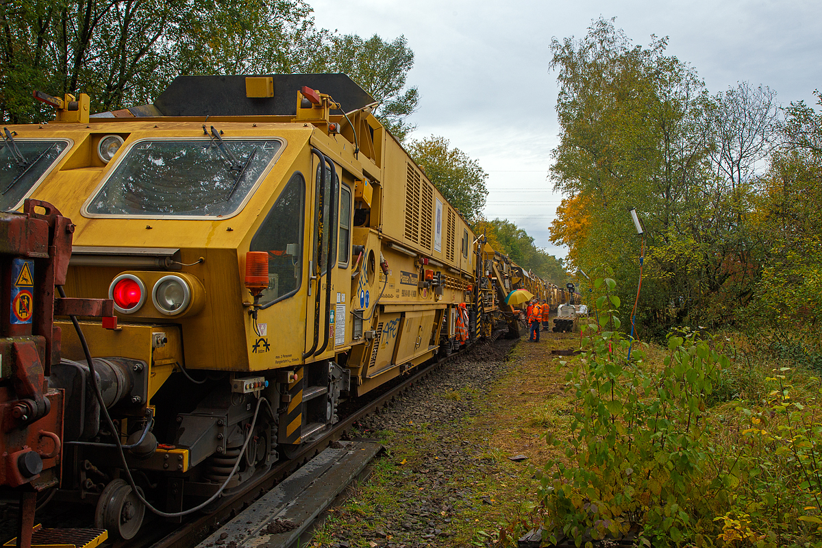 
Die Plasser & Theurer Bettungsreinigungsmaschine RM 95-800 W der MGW Gleis- und Weichenbau-Gesellschaft mbH & Co. KG (Berlin) ist auf der Hellertalbahn (KBS 462) im Einsatz, hier am 21.10.2020 in Neunkirchen-Altenseelbach. 
