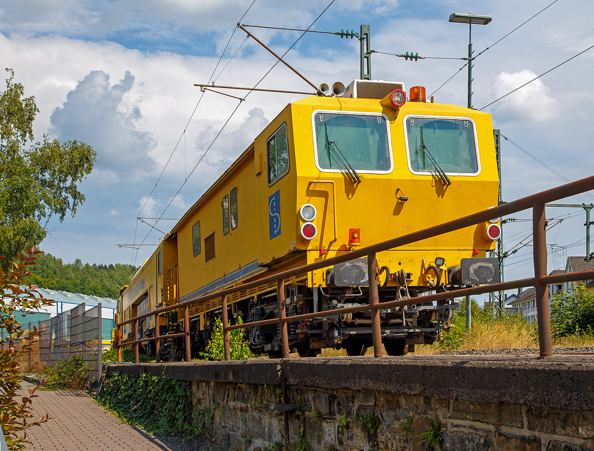 
Die Plasser & Theurer Dreischwellenstopfmaschine 09-3X Dynamic  der SPITZKE SE, Schweres Nebenfahrzeug Nr. D-SPAG 99 80 9121 006-7, abgestellt am 21.07.2018 in Wissen (Sieg).

Der Dynamic Stopfexpress 09-3X wurde 2003 von Plasser & Theurer in Linz (A) unter der Maschinen-Nr. 3100 gebaut.  Die Dynamic 09-3X sind kontinuierlich arbeitende Nivellier-, Hebe-, Richt- und Drei-Schwellen-Stopfmaschinen mit integrierter dynamischer Gleisstabilisation. Sie ermöglichen das Stopfen von drei Schwellen in einem Arbeitsgang. Dadurch wird eine hohe Arbeitsgeschwindigkeit erzielt. Diese Maschinen sind jedoch für den Bereich von Weichen geeignet. Bei der Stopfung wird der Schotter unter der Schwelle verdichtet, wodurch ein stabiles Schwellenauflager entsteht.

Funktionsmerkmale :
Es werden mit zwei quer zur Gleisachse geteilte 3-Schwellen-Gleisstopfaggregate, mit insgesamt 48 Stopfwerkzeugen zum gleichzeitigen Unterstopfen von drei Schwellen, die Gleise nivelliert, gestopft, gerichtet. Dabei sind die Stopfaggregate an einem zur Längsachse verschiebbarem Rahmen angebaut, dies bewirkt dass während dem Stopfvorgang die Maschine kontinuierlich im Arbeitsgang weiter fahren kann. Nach Abschluss eines Stopfvorganges, wird der Rahmen dann dem Verfahrweg der Maschine wieder nachgeführt.

Eine Messung und Dokumentation der Gleisparameter (Längshöhe, Hebung links/rechts, Überhöhungsdifferenz, gegenseitige Höhenlage, Krümmung, Beistellzeit und Verwindung) erfolgt unmittelbar nach dem Stopfgang.
Zudem ist ein kombinierter Höhen- und Richtungslaser vorhanden.


Technische Daten:
Spurweite: 1.435 mm
Länge über Puffer: 34.200 mm
Drehzapfenabstände: 15.800 mm / 11.500 mm
Gesamtgewicht: 126.700 kg
Anhängelast: 50 t
Achszahl: 8
Motorleistung Stopfmaschine: 440 kW
Motorleistung Stabilisationsanhänger: 146 kW
Fahrgeschwindigkeit im Zugverband: 100 km/h
Fahrgeschwindigkeit mit Eigenantrieb: 100 km/h
Arbeitsleistung bei Durcharbeitung: 1.800 m/h
Arbeitsleistung bei Verdichtung: 1.000 m/h
kleinster befahrbarer Gleisbogen: R 150 m 
Min. Radius für Stopfarbeiten: R 180 m
Zugelassen für Streckenklasse: C2 oder  höher
Bremse: KE-GP mZ
Bremsgewichte: G = 82 t / P = 96 t
Zugelassen zur Mitfahrt:  6 Pers.