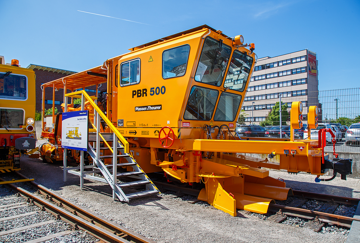 Die Plasser & Theurer PBR 500 ein Schmalspur Schotterpflug (Schotterverteil- und Planiermaschine), für die KTM Berhad (Malaysia), auf der Internationale Ausstellung Fahrwegtechnik iaf 2017 in Münster präsentiert, hier am 01.06.2017.

Die meterspurige Schotterverteil- und Planiermaschine wurde 2017 von Plasser & Theurer Ibérica, S.A.U. Yuncler (bei Toledo) in Spanien unter der Maschinen Nr. 6661 für KTM Berhad in Malaysia gebaut. Vor der Lieferung wurde sie auf der iaf 2017 in Münster präsentiert.

Die KTMB (Keretapi Tanah Melayu Berhad), wörtlich übersetzt „Bahngesellschaft der Malaiischen Staaten“, sie ist die größte Eisenbahngesellschaft Malaysias. Ihr Netz umfasst die meterspurigen Strecken der malaiischen Halbinsel. Das Bahnsystem wurde 1885 von der Kolonialmacht Großbritannien aufgebaut und von Malaysia nach dessen Unabhängigkeit übernommen. Das Schienennetz ist heute größtenteils überaltert und die Streckengeschwindigkeiten sind entsprechend gering. 

Beim PBR 500 von Plasser & Theurer handelt es sich um einen Schotterpflug, der für den Einsatz in Malaysia erstmals für die Spurweite 1.000 mm ausgeführt wurde. Die Maschine ist mit einem längsverschiebbaren Stirnpflug für die Bearbeitung der Bettungskrone, einem dreiteiligen, hydraulisch verstellbaren Flankenpflug, einer Kehranlage mit Förderband und rotierenden Kleineisenbürsten ausgestattet. Ein weiteres besonderes Ausstattungsmerkmal für Maschinen dieser Größenordnung ist der gerade durchgehende Maschinenrahmen mit gefederten Mittelpufferkupplungen an beiden Enden. Durch diese ist es möglich, die PBR 500 in einen Zugverband einzugliedern und so Überstellfahrten mit einer maximalen Geschwindigkeit von 80 km/h durchzuführen.

TECHNISCHE DATEN der  PBR 500:
Hersteller:  Plasser & Theurer Ibérica, S.A.U.
Baujahr:  2017
Spurweite: 1.000 mm (Meterspur)
Achsfolge: B
Eigengewicht: 27.000 kg
Länge über Puffer: 13.450 mm
Achsabstand: 6.000 mm
Leistung: 200  kW
Höchstgeschwindigkeit:  80 km/h (Eigenfahrt/geschleppt)
Kleinster befahrbarer Gleisbogen: R = 80m
Die Plasser & Theurer PBR 500 ein Schmalspur Schotterpflug (Schotterverteil- und Planiermaschine), für die KTM Berhad (Malaysia), auf der Internationale Ausstellung Fahrwegtechnik iaf 2017 in Münster präsentiert, hier am 01.06.2017.

Die meterspurige Schotterverteil- und Planiermaschine wurde 2017 von Plasser & Theurer Ibérica, S.A.U. Yuncler (bei Toledo) in Spanien unter der Maschinen Nr. 6661 für KTM Berhad in Malaysia gebaut. Vor der Lieferung wurde sie auf der iaf 2017 in Münster präsentiert.

Die KTMB (Keretapi Tanah Melayu Berhad), wörtlich übersetzt „Bahngesellschaft der Malaiischen Staaten“, sie ist die größte Eisenbahngesellschaft Malaysias. Ihr Netz umfasst die meterspurigen Strecken der malaiischen Halbinsel. Das Bahnsystem wurde 1885 von der Kolonialmacht Großbritannien aufgebaut und von Malaysia nach dessen Unabhängigkeit übernommen. Das Schienennetz ist heute größtenteils überaltert und die Streckengeschwindigkeiten sind entsprechend gering. 

Beim PBR 500 von Plasser & Theurer handelt es sich um einen Schotterpflug, der für den Einsatz in Malaysia erstmals für die Spurweite 1.000 mm ausgeführt wurde. Die Maschine ist mit einem längsverschiebbaren Stirnpflug für die Bearbeitung der Bettungskrone, einem dreiteiligen, hydraulisch verstellbaren Flankenpflug, einer Kehranlage mit Förderband und rotierenden Kleineisenbürsten ausgestattet. Ein weiteres besonderes Ausstattungsmerkmal für Maschinen dieser Größenordnung ist der gerade durchgehende Maschinenrahmen mit gefederten Mittelpufferkupplungen an beiden Enden. Durch diese ist es möglich, die PBR 500 in einen Zugverband einzugliedern und so Überstellfahrten mit einer maximalen Geschwindigkeit von 80 km/h durchzuführen.

TECHNISCHE DATEN der  PBR 500:
Hersteller:  Plasser & Theurer Ibérica, S.A.U.
Baujahr:  2017
Spurweite: 1.000 mm (Meterspur)
Achsfolge: B
Eigengewicht: 27.000 kg
Länge über Puffer: 13.450 mm
Achsabstand: 6.000 mm
Leistung: 200  kW
Höchstgeschwindigkeit:  80 km/h (Eigenfahrt/geschleppt)
Kleinster befahrbarer Gleisbogen: R = 80m