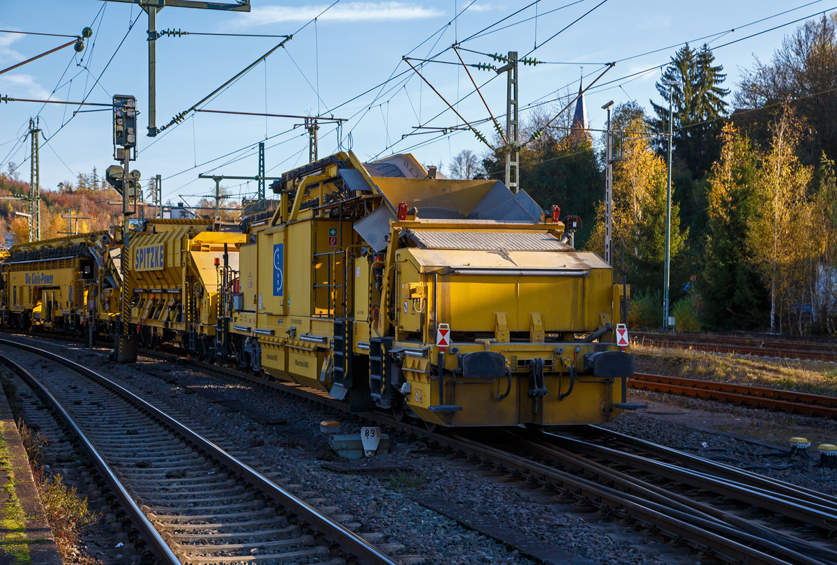 Die Plasser & Theurer Planumssanierungs- und Reinigungsmaschine RPM-RS-900 „Katharina die Große“ der SPITZKE SE (Großbeeren), Schweres Nebenfahrzeug Nr. D-SPAG 99 80 9415 004 – 1 (ex 97 19 35 501 18-1), am 09.11.2021 bei einer Zugdurchfahrt in Betzdorf (Sieg) in Richtung Siegen.

Hier als Detailbild (am Zugschluss) der Übergabewagen mit Kehrbürste für Schotter (RPM-RS 900 UEW), 99 80 9515 002-0 D-SPAG (ex 97 19 35 901 58-9), P&T Fabriknummer 4800.
