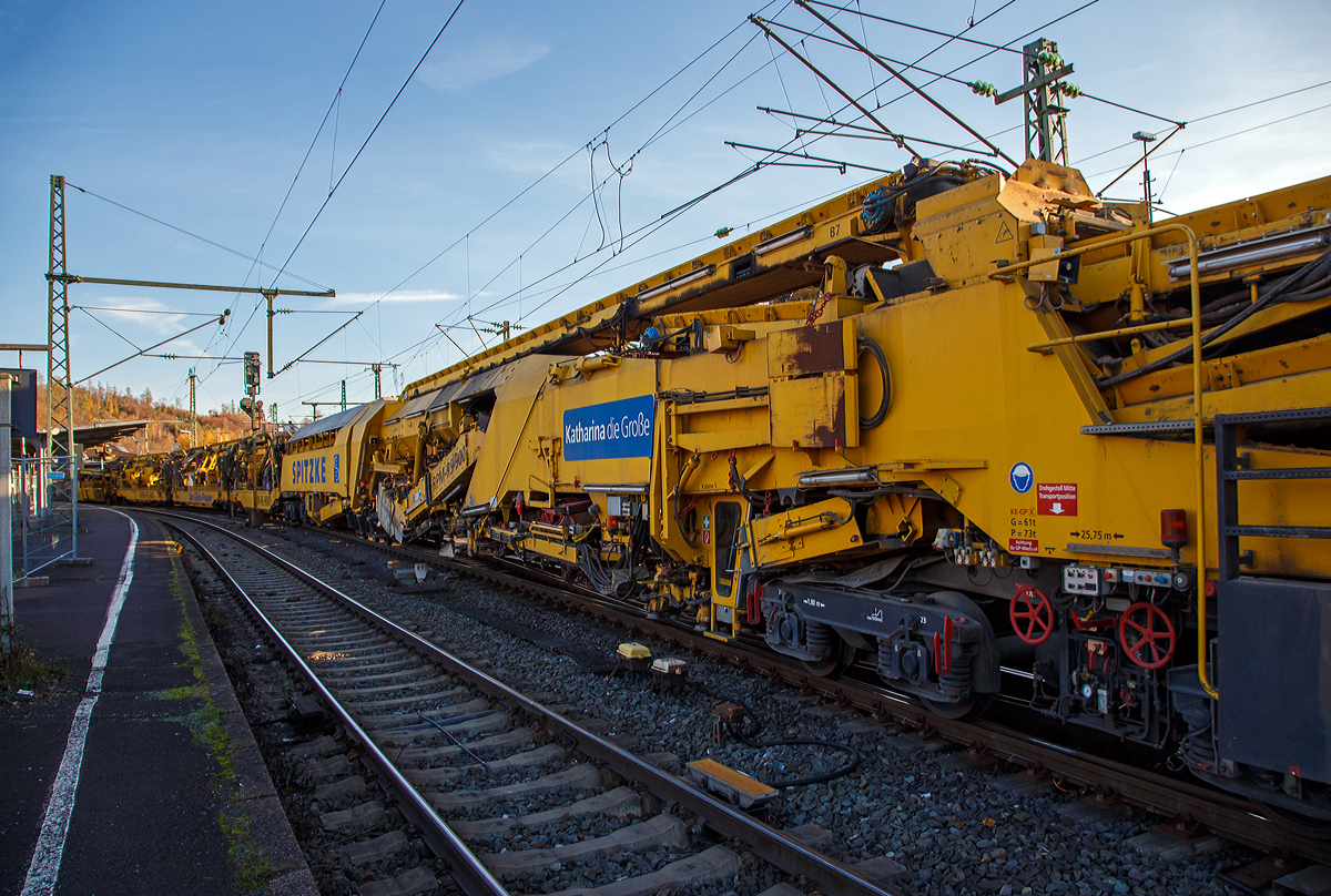 Die Plasser & Theurer Planumssanierungs- und Reinigungsmaschine RPM-RS-900 „Katharina die Große“ der SPITZKE SE (Großbeeren), Schweres Nebenfahrzeug Nr. D-SPAG 99 80 9415 004 – 1 (ex 97 19 35 501 18-1), am 09.11.2021 bei einer Zugdurchfahrt in Betzdorf (Sieg) in Richtung Siegen.

Hier als Detailbild (4) die Aushubmaschine , (P&T Fabriknummer 4798).
