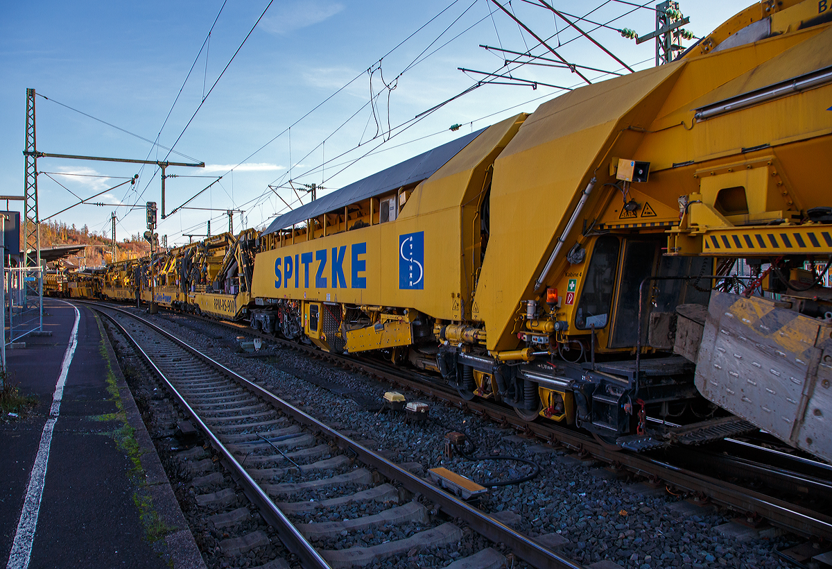Die Plasser & Theurer Planumssanierungs- und Reinigungsmaschine RPM-RS-900 „Katharina die Große“ der SPITZKE SE (Großbeeren), Schweres Nebenfahrzeug Nr. D-SPAG 99 80 9415 004 – 1 (ex 97 19 35 501 18-1), am 09.11.2021 bei einer Zugdurchfahrt in Betzdorf (Sieg) in Richtung Siegen.

Hier als Detailbild (3) die Aushubmaschine , (P&T Fabriknummer 4798).
