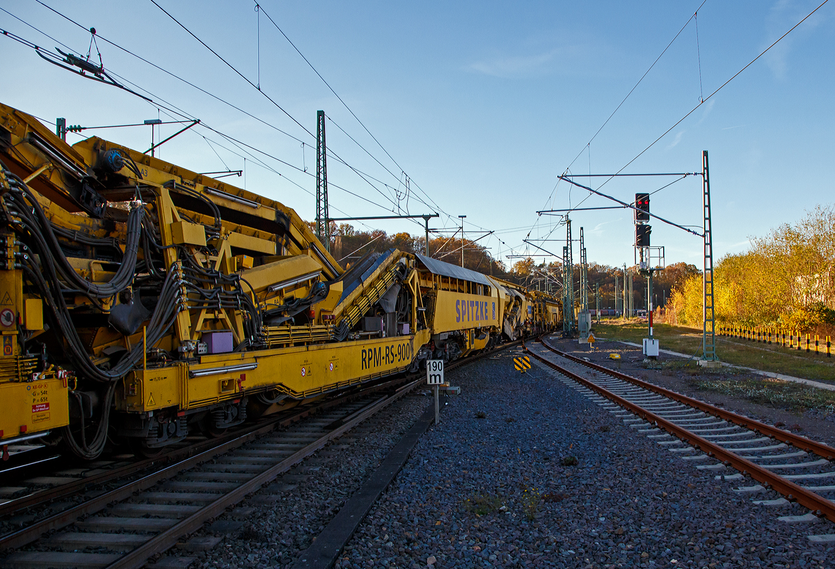 Die Plasser & Theurer Planumssanierungs- und Reinigungsmaschine RPM-RS-900 „Katharina die Große“ der SPITZKE SE (Großbeeren), Schweres Nebenfahrzeug Nr. D-SPAG 99 80 9415 004 – 1 (ex 97 19 35 501 18-1), am 09.11.2021 bei einer Zugdurchfahrt in Betzdorf (Sieg) in Richtung Siegen.

Hier als Detailbild (1) die Aushubmaschine , (P&T Fabriknummer 4798).
