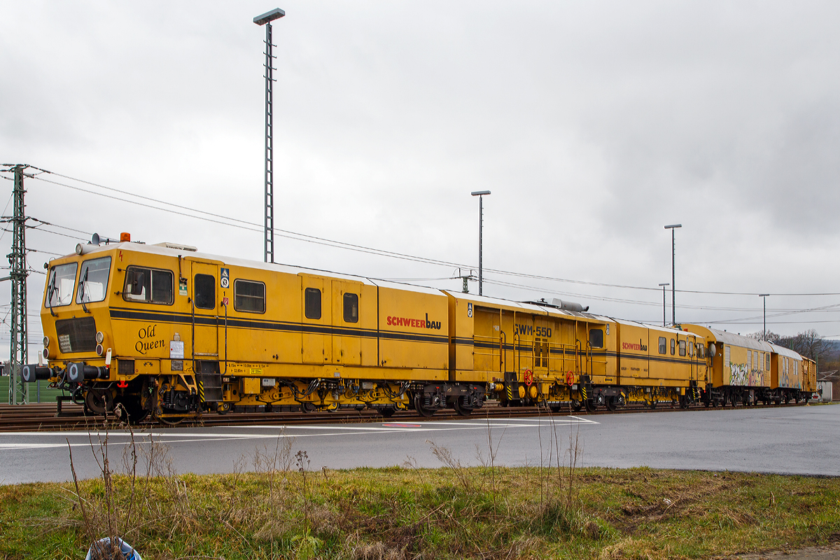 Die Plasser & Theurer  Schienenschleifmaschine GWM 550 „Old Queen“ der Schweerbau (Schweres Nebenfahrzeug Nr. 97 33 10 501 17-4) ist am 03.03.2016 beim ICE-Bahnhof Montabaur abgestellt. An der Maschine waren noch die beiden Wohnschlafwagen 75 80 2329 134-0 D-WVZ und 75 80 2329 135-7 D-WVZ, sowie der Werkstattwagen 27 80 150 1 008-7 D-WVZ gekuppelt.

Die Schleifmaschine wurde 1992 von Plasser & Theurer  unter der Maschinen-Nr. 46 gebaut.  Die Maschine ist in Gelenkbauweise (dreigliedrig), die Gelenke st�tzen sich je auf einem Drehgestell ab. 

Die GWM 550 ist eine Schleifmaschine f�r Gleise und Weichen. Sie arbeitet nach dem Rutschersteinprinzip und erzielt zweifellos von allen Schienenbearbeitungsmaschinen die beste Qualit�t der Schienenfahrfl�che. F�r das akustische Schleifen (Schleifen mit besonders strengen Vorgaben betreffend die Rauheit der Oberfl�che) ist sie pr�destiniert. Die Maschine hat Schleifaggregate pro Schiene, mit jeweils 2 x 3 Schleifsegmenten, dieser werden jeweils �ber eine hydraulisch angetriebene Kurbelwelle und einer Kurbelschwinge in eine lineare Bewegung (hin und her) versetzt. Es wird nass geschliffen, somit entsteht auch keine Brandgefahr bei trockenem Wetter. Die Schleifaggregate werden hydraulisch aufs Gleis abgesenkt, dabei st�tzt sich jedes Aggregat auf 4 Spurkranzr�der ab. Die Maschine kann in beide Richtungen arbeiten, dh. die Arbeitsrichtung ist variabel. Bei vielen Gleisinstandhaltungs- und Gleisbaumaschinen ist dies nicht der Fall. 

Die 110 t schwere 32,6 m �ber Puffer lange Maschine hat 6 Achsen. Vorne und Hinten jeweils eine einzelne Laufachse und unter den Gelenken jeweils ein Triebdrehgestell. Die Energie erzeugt ein Dieselmotor mit einer Motorleistung von 498 KW.

Es gibt auch eine kleine Schwester von der Maschine, dies ist die GWM 250, diese hat nur 2 Schleifaggregate und ist eine einteilige Maschine.

TECHNISCHE DATEN:
Spurweite: 1.435 mm (Normalspur)
Achsfolge: 1´Bo´Bo´1´
L�nge �ber Puffer: 32.640 mm
Achsabstand bzw. Drehzapfenabstand: 9.150 / 10.000 / 9.150 mm
Achsabstand in den Drehgestellen: 1.800 mm
Breite: 3.050 mm
H�he �ber SOK : 3.720 mm
Eigengewicht: 110 t
Motorleistung:  498 KW
H�chstgeschwindigkeit: 90 km/h
Kleinster befahrbarer Gleisbogen: R = 120 m
Zul�ssige Anh�ngelast: 40 t
Zur Mitfahrt zugel. Personenzahl: 10
Zugel. Streckenklasse: B1 oder h�her

Ein Video wie es genau funktioniert sieht man hier: https://deutsche-plasser.de/de/maschinen-systeme/mobile-schienenbearbeitung-gwm-550.html