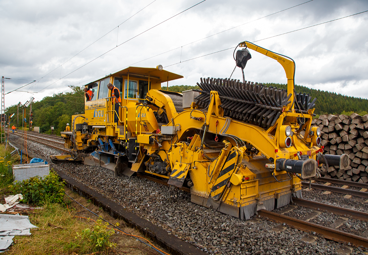 
Die Plasser & Theurer Schnell-Schotterplaniermaschine SSP 110 SW,  Schweres Nebenfahrzeug Nr. D-DGU 99 80 9425 069-8 (ex 97 16 46 519 18-3), am 18.08.2019 auf der Dillstrecke (KBS 445) bei Wilnsdorf-Rudersdorf im Einsatz.

Die Maschine wurde 2008 von Plasser & Theurer unter der Fabriknummer 847 gebaut und an die DGU geliefert.
