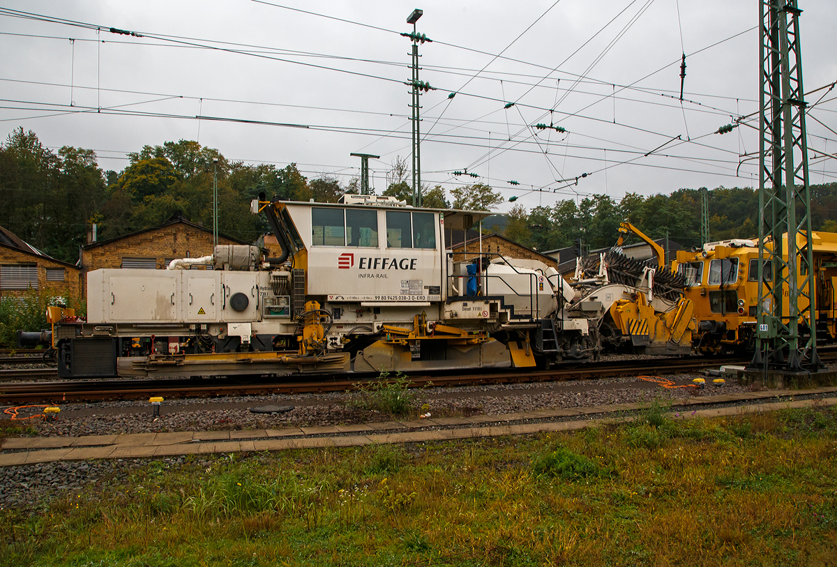 Die Plasser & Theurer Schnell-Schotterplaniermaschine SSP 110 SW, Schweres Nebenfahrzeug Nr. 99 80 9425 038-3 D-ERD, erreicht geschleppt von der P&T Universalstopfmaschine UNIMAT 09-32/4S DYNAMIC, Schweres Nebenfahrzeug Nr. 99 80 9124 024-7 D-ERD, beide von der Eiffage Rail NL der Eiffage Infra-Bau SE (ex Heitkamp Rail), am 14.10.2021 Betzdorf (Sieg) und fahren in Rbf ein.