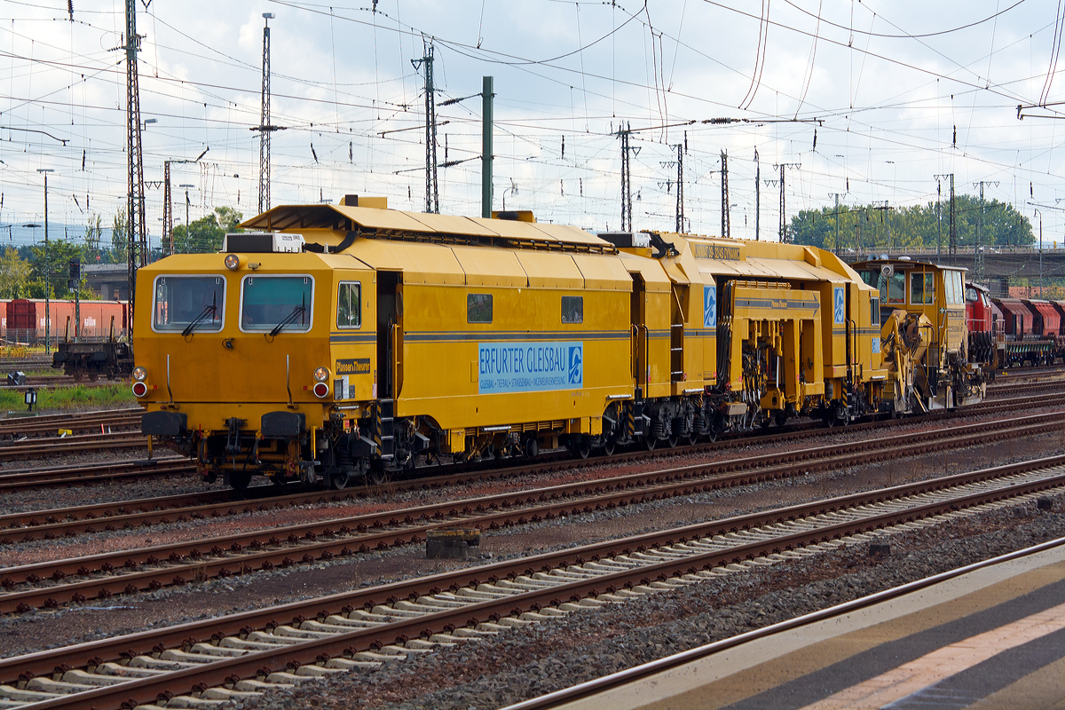 Die Plasser & Theurer  Stopfmaschine Unimat 09-32/4S Dynamic der Erfurter Gleisbau GmbH, Schwares Nebenfahrzeug Nr. 97 43 55 510 17 - 9, eine kontinuierlich arbeitende Zweischwellen-Nivellier-, Hebe-, Richt- und Stopfmaschine f�r Gleise und Weichen mit 3-Strang-Hebung und 4-Strang-Stopfung mit integriertem Stabilisationsanh�nger, hier im Zugverband mit Schotter- und Planiermaschine SSP 110 SW, am 27.08.2014 im Hbf Hanau. 

Die Unimat 09-32/4S Dynamic wurde 2007 von Plasser & Theurer unter der Masch. Nr. 3292 gebaut.

Technische Daten der Stopfmaschine :
Spurweite: 1.435 mm 
Achsanzahl: 10
Antrieb: 2 St�ck Deutz wassergek�hlter 8-Zylinder.Dieselmotor vom Typ BF 8 M 1015C
Leistung: 2 x 370 kW
Eigengewicht: 180 t
Zul. Anh�ngelast: 60 t
H�chstgeschwindigkeit: 100 km/h
Zur Mitfahrt zugel. Personen: 6
EBA-Nummer : EBA 07 B08 A003
Minimaler Radius f�r Stopfarbeiten: 190 m
Minimaler befahrbarer Radius: 120 m