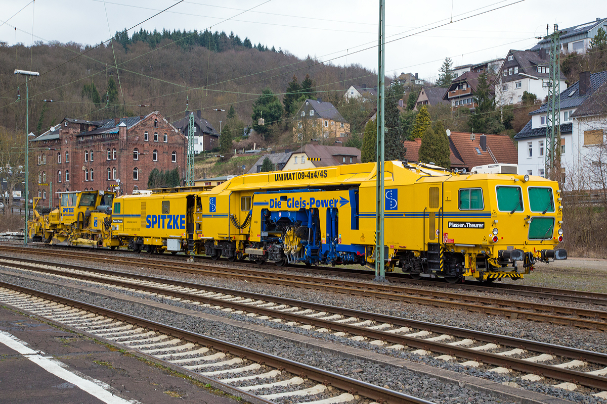
Die Plasser & Theurer Universal-Stopfmaschinen Unimat 09-4x4/4S (Schweres Nebenfahrzeug Nr. D-SPAG 99 80 9124 019-7) und die Schnellschotterplaniermaschine SSP 110 SW (Schweres Nebenfahrzeug Nr. D-SPAG 99 80 9425 016-9) „Gisela“ der Spitzke SE (Großbeeren) sind am 27.03.2015 beim Bahnhof Dillenburg abgestellt.

Die Stopfmaschinen Unimat 09-4x4/4S wurde 2014 von Plasser & Theurer unter der Fabriknummer 6009 gebaut.

Die Unimat 09-4x4/4S – schließt die Lücke zwischen den kompakten und den großen Universal-Stopfmaschinen von Plasser & Theurer.

Die Universalstopfmaschine Unimat 09-4x4/4S für Gleise und Weichen verfügt über vier unabhängig voneinander arbeitende Stopfaggregate mit insgesamt 16 Stopfpickeln. Bei der Gleisdurcharbeitung ist kontinuierliches Fahren und zyklisches Stopfen bis weit in den Weichenbereich hinein möglich.
Hervorragende Stopfleistung durch kontinuierliche Arbeitsweise sowie vielfach bewährte Komponenten, wie z.B. das Universal-Stopfaggregat, 4-Strang-Stopfung und 3-Strang-Hebung für Gleisen und Weichen, zeichnen den neuen Unimat 09-4x4/4S aus. Die bewährte Einschwellen-Stopftechnik ist hier in eine neue Maschine integriert. Geringere Achslasten ermöglichen einen größeren Einsatzradius. 

Die Universal-Stopfmaschine erreicht mit der vollständigen Unterstopfung einer Weiche eine nachhaltige Lagestabilität. Dafür entwickelte Plasser & Theurer eine Reihe von Technologien: einerseits seitenverschiebbare und drehbare Stopfaggregate sowie einzeln schwenkbare Stopfpickel und andererseits Hebe- und Richtaggregate wie auch Hebehaken für sicheres Anheben. All das ermöglicht eine vollständige und sichere Weichenbearbeitung dank der einfachen Verstellbarkeit der vielen Einstellmöglichkeiten.

Präzise Messsysteme sind in den Unimat 09-4x4/4S integriert, ein Beispiel: der Bogenlaser CAL, zur Verlängerung der Messbasis auch in Radien. Zur umfassenden Steuerung der Messsysteme während der Arbeit sorgt der Automatische Leitcomputer WIN-ALC.


Technische Daten Stopfmaschinen Unimat 09-4x4/4S:
Spurweite: 1.435 mm
Achszahl:  8
Länge über Puffer:  33.440 mm
Drehzapfenabstände: 10.000 mm / 4.550 mm / 11.250 mm
Achsabstände in den Drehgestellen: 1.800 mm
Breite:  3.000 mm
Höhe zur Schienenoberkant: 3.743 mm
Eigengewicht:  135 t
Raddurchmesser:  920 mm
Motorleistung:  597 kW
Höchstgeschwindigkeit bei Eigenfahrt:  100 km/h
zul. Geschwindigkeit geschleppt: 100 km/h
Maximale Steigung:  40 ‰
Kleister befahrbarer Gleisbogen: R 120 m

Arbeitsleistung bei Durcharbeitung im Gleis:  800 m/h
Arbeitsleistung bei Umbaustopfung im Gleis:  500 m/h
Arbeitsleistung bei Durcharbeitung von Weichen:  6 Stück/10 h
Arbeitsleistung bei Umbaustopfung von Weichen:  3 Stück/10 h
Arbeiten in Überhöhung:  160 mm
Mindestradius beim Stopfen und Richten: 160 m
