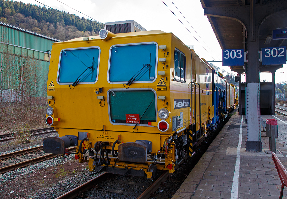 
Die Plasser & Theurer Universal-Stopfmaschinen Unimat 09-4x4/4S (Schweres Nebenfahrzeug Nr. D-JH 99 80 9124 020-5) und die Schnell-Schotterplaniermaschine SSP 110 SW (Schweres Nebenfahrzeug Nr. 97 16 40 516 18-5) der Joseph Hubert GmbH & Co. KG (Nürnberg) sind am 07.04.2019 im Bahnhof Niederschelden abgestellt.

Die Stopf- und Richtmaschinen Unimat 09-4x4/4S wurde 2014 von Plasser & Theurer unter der Fabriknummer 6094 gebaut.

Die Universalstopfmaschine Unimat 09-4x4/4S für Gleise und Weichen verfügt über vier unabhängig voneinander arbeitende Stopfaggregate mit insgesamt 16 Stopfpickeln. Bei der Gleisdurcharbeitung ist kontinuierliches Fahren und zyklisches Stopfen bis weit in den Weichenbereich hinein möglich.

Hervorragende Stopfleistung durch kontinuierliche Arbeitsweise sowie vielfach bewährte Komponenten, wie z.B. das Universal-Stopfaggregat, 4-Strang-Stopfung und 3-Strang-Hebung für Gleisen und Weichen, zeichnen den neuen Unimat 09-4x4/4S aus. Die bewährte Einschwellen-Stopftechnik ist hier in eine neue Maschine integriert. Geringere Achslasten ermöglichen einen größeren Einsatzradius. 

Die Universal-Stopfmaschine erreicht mit der vollständigen Unterstopfung einer Weiche eine nachhaltige Lagestabilität. Dafür entwickelte Plasser & Theurer eine Reihe von Technologien: einerseits seitenverschiebbare und drehbare Stopfaggregate sowie einzeln schwenkbare Stopfpickel und andererseits Hebe- und Richtaggregate wie auch Hebehaken für sicheres Anheben. All das ermöglicht eine vollständige und sichere Weichenbearbeitung dank der einfachen Verstellbarkeit der vielen Einstellmöglichkeiten.

Technische Daten Stopfmaschinen Unimat 09-4x4/4S:
Spurweite: 1.435 mm
Achszahl:  8
Länge über Puffer:  33.440 mm
Drehzapfenabstände: 10.000 mm / 4.540 mm / 11.250 mm
Achsabstände in den Drehgestellen: 1.800 mm
Breite:  3.000 mm
Höhe zur Schienenoberkant: 3.743 mm
Eigengewicht:  136 t
Raddurchmesser:  920 mm
Motorleistung:  597 kW
Höchstgeschwindigkeit bei Eigenfahrt:  100 km/h
zul. Geschwindigkeit geschleppt: 100 km/h
Zugel. für Streckenklasse : C2 oder höher
Zur Mitfahrt zugel. Personen: 5
zul. Anhängelast: 50 t (bis 40 ‰, bei Steilstreckenfahrt 0 t)
Maximale Steigung:  55 ‰ 
Kleister befahrbarer Gleisbogen: R 120 m
