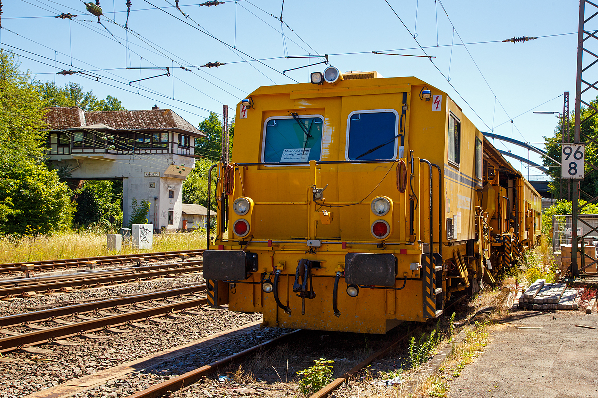 
Die Plasser & Theurer Universalstopfmaschine 08-475 Unimat 4S, Schweres Nebenfahrzeug Nr. 97 43 42 003 17-1, USM 833 der DB Bahnbau Gruppe ist am 08.07.2018 in Kreuztal abgestellt.

Die USM 08-475 Unimat 4S wurde 2000 von Plasser & Theurer unter der Fabriknummer 1161 gebaut.

Die Maschine ist eine halbautomatisch arbeitende Nivellier-, Hebe-, Richt- und Stopfmaschinen. Sie dienen zum Stopfen von Gleise und Weichen. Zudem hat diese Maschine hier ein Kehreinrichtung und Schottersilo (eine optionale Zusatzausr�stung), so muss keine zus�tzliche Schotterplaniermaschine eingesetzt werden.

TECHNISCHE DATEN:
Spurweite: 1.435 mm (Normalspur)
Anzahl der Achsen: 6 davon 2 angetrieben
Achsfolge: B' 2' +1´+1´
L�nge �ber Puffer: 35.760 mm
Drehzapfenabstand/Achsabstand: 14.000 mm / 9.000 mm
Achsabstand im Drehgestell: 1.800 mm
Eigengewicht: 110.000 kg
Zul. Anh�ngelast: 60 t
Zur Mitfahrt zugel. Personenzahl: 8
Kleister befahrbarer Gleisbogen: R = 120 m
H�chstgeschwindigkeit: 100 km/h
Zugelassen f�r Streckenklasse: C2 oder h�her
