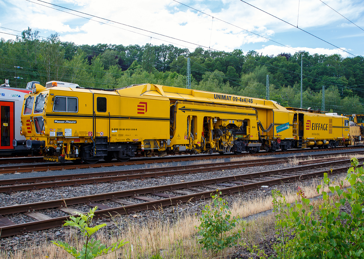 
Die Plasser & Theurer Universalstopfmaschine UNIMAT 09-4x4/4S (Kombinierte Gleis- und Weichenstopfmaschine), Schweres Nebenfahrzeug Nr. D-ERD 99 90 9121 010-9 der Eiffage Rail (NL der Eiffage Infra-Bau SE) ist am 15.06.2019 in Betzdorf (Sieg) abgestellt.

Die UNIMAT wurde 2017 von Plasser & Theurer unter der Maschinen-Nr, 6502 gebaut.

Die Unimat 09-4�4/4S ist eine zweiteilige Maschine, die durch Gelenkkupplung verbunden ist. Ausgestattet mit separatem Aggregatrahmen, einzeln oder paarweise seitenverschiebbaren Einschwellen-Split�Head-Stopfaggregaten inkl. Ausschwenkbegrenzung mit optimaler Stopffrequenz von 35 Hz und gerichteter, geradliniger Schwingung. Au�erdem sind alle Pickel schwenkbar ausgef�hrt.

TECHNISCHE DATEN der UNIMAT 09-4x4/4S:
Spurweite: 1.435 mm (Normalspur)
Anzahl der Achsen: 8 
L�nge �ber Puffer:  33.440 mm
Kleister befahrbarer Gleisbogen: R = 150 m 
Zugelassen f�r Streckenklasse: C2 und h�her
H�chstgeschwindigkeit: 100 km
