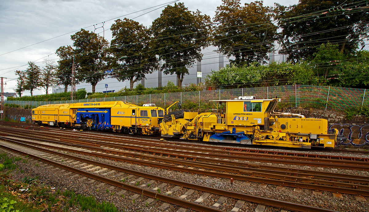 
Die Plasser & Theurer Universalstopfmaschine UNIMAT 09-4x4/4S (Kombinierte Gleis- und Weichenstopfmaschine), Schweres Nebenfahrzeug Nr. D-DGU 99 80 9424 013-7 und die Plasser & Theurer Schnellschotterplaniermaschine SSP 110 SW, Schweres Nebenfahrzeug Nr. 99 80 9425 065-6 D-DGU, sind am 11.06.2020 in Siegen-Weidenau (bei km 104) abgestellt.

Stopfmaschine:
Die Unimat 09-4×4/4S ist eine zweiteilige Maschine, die durch Gelenkkupplung verbunden ist. Ausgestattet mit separatem Aggregatrahmen, einzeln oder paarweise seitenverschiebbaren Einschwellen-Split­Head-Stopfaggregaten inkl. Ausschwenkbegrenzung mit optimaler Stopffrequenz von 35 Hz und gerichteter, geradliniger Schwingung. Außerdem sind alle 16 Stopfpickeln schwenkbar ausgeführt.

TECHNISCHE DATEN der UNIMAT 09-4x4/4S:
Spurweite: 1.435 mm (Normalspur)
Anzahl der Achsen: 8 
Länge über Puffer:  33.440 mm
Kleister befahrbarer Gleisbogen: R = 150 m 
Zugelassen für Streckenklasse: C2 und höher
Höchstgeschwindigkeit: 100 km

Schotterplaniermaschine:
Eine Schotterplaniermaschine, sehr oft auch einfach Schotterpflug genannt, ist eine Gleisbaumaschine, die zur Her- oder Wiederherstellung des Bettungsquerschnittes dient. Arbeitsweise Eine Schotterplaniermaschine wird in der Regel in Kombination mit einer Gleisstopfmaschine eingesetzt. Die Stopfmaschine verdichtet den Schotter, während die Planiermaschine folgt und den Bettungsquerschnitt herstellt.

Bei Strecken, die mit Geschwindigkeiten von 140 km/h oder höher befahren werden, ist das Abkehren der Schwellenoberseite und Auskehren des Schotters durch eine Kehrvorrichtung nötig, um Schotteraufwirbelungen zu vermeiden.  Das Abkehren erfolgt über Kehrbesen, die aus Elastomerwerkstoffen hergestellt werden.

Technische Daten der Schotterplaniermaschine SSP 110 SW
Spurweite: 1.435 mm
Achsanzahl: 2
Länge über Puffer: 17.230 mm
Achsabstand: 8.100 mm
Eigengewicht: 42 t
Anhängelast: 40 t
Höchstgeschwindigkeit: 100 km/h
Zugelassen zur Mitfahrt:  3 Personen
Kleinster befahrbarer Kurvenradius:  R 120 m      
Zugelassen für Streckenklasse: D4 und höher
