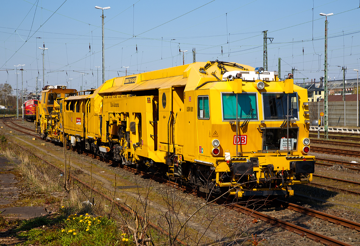 
Die die Plasser & Theurer Universalstopfmaschine UNIMAT 09 - 16 / 4S (Schweres Nebenfahrzeug Nr. 97 43 51 001 17-3)  USM 651  „Yellow Submarine“, sowie die Plasser & Theurer Universalschotterplaniermaschine USP 2000 SWS (Schweres Nebenfahrzeug Nr. 97 16 32 004 17-4)  SSP 682 „Hot Sweeper“, beide von der DB Bahnbau Gruppe, sind am 11.04.2016 beim Bahnhof Troisdorf abgestellt.

Ehemals gehörte die Maschinen der DB Netz AG, Maschinenpool (Netz Instandhaltung).

Die Universalstopfmaschine mit der internen DB Bezeichnung USM 651 wurde 2002 von Plasser & Theurer in Linz (A) unter der Fabriknummer 3023 gebaut. Die Universalschotterplaniermaschine (Schotterpflug) mit der internen DB Bezeichnung SSP 682 wurde 2001 von Plasser & Theurer unter der Fabriknummer 711 gebaut. 
