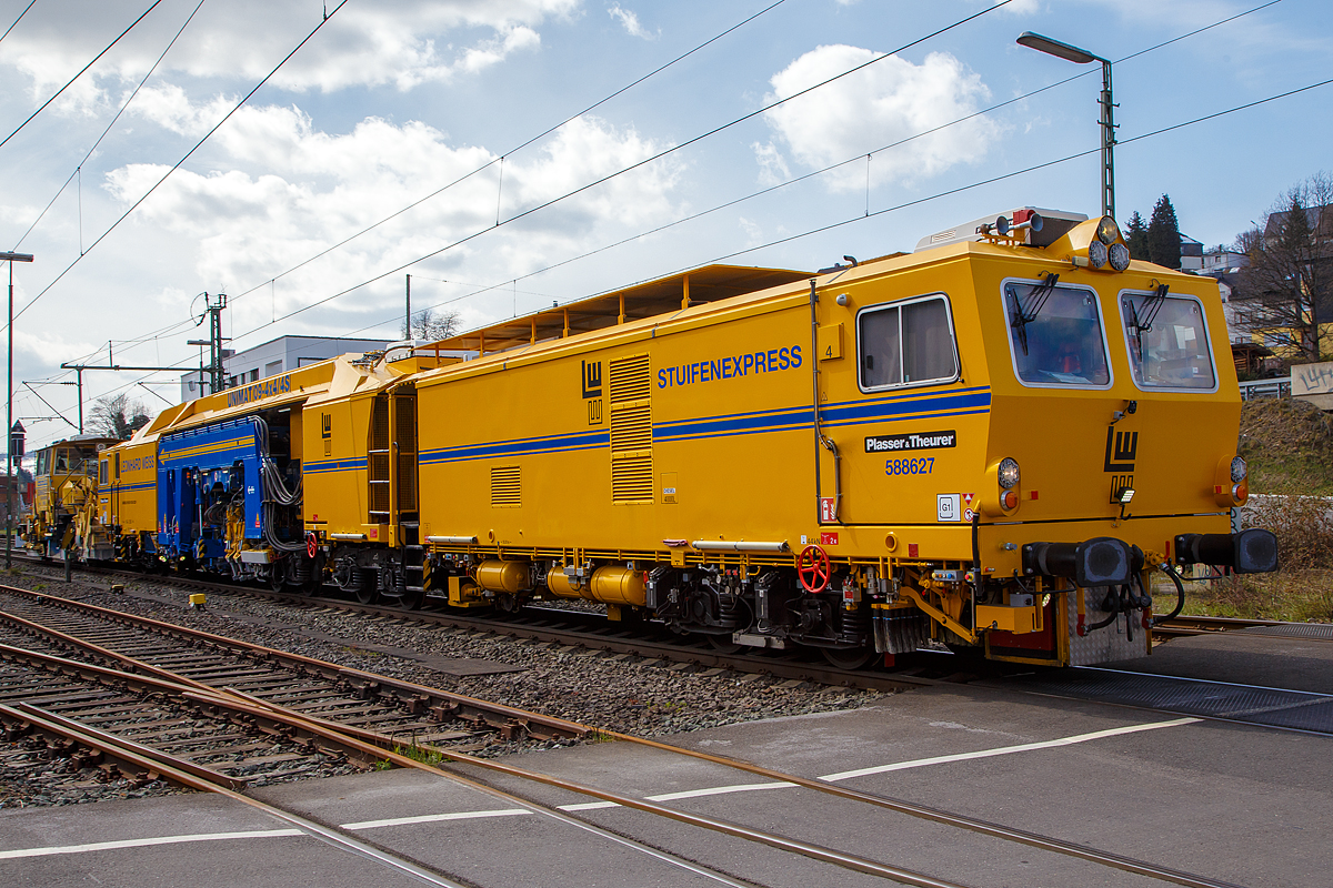 Die Plasser & Theurer Universalstopfmaschine UNIMAT 09-4x4/4S (Kombinierte Gleis- und Weichenstopfmaschine), Schweres Nebenfahrzeug Nr. D-EVULW 99 80 9424 022-1 „Stuifenexpress“  588627, und die Plasser & Theurer Schnellschotterplaniermaschine SSP 110 SW, Schweres Nebenfahrzeug Nr. D-EVULW 99 80 9425 050-8 „Staufenexpress“ 88503, ex 97 16 40 574 17-6, beide von der Leonhard Weiss GmbH & Co. KG (Göppingen) fahren am 09.04.2021 als Zugverband durch Niederschelden in Richtung Siegen. Hier passieren sie gerade den Bü 343 (Km 112,183 der Siegstrecke KBS 460).

Die Stopfmaschine UNIMAT 09-4x4/4S wurde 2017 von Plasser & Theurer unter der Maschinen-Nr, 6559 gebaut. Der Schotterpflug SSP 110 SW wurde 2002 von  Plasser & Theurer unter der Maschinen-Nr,   716 gebaut.