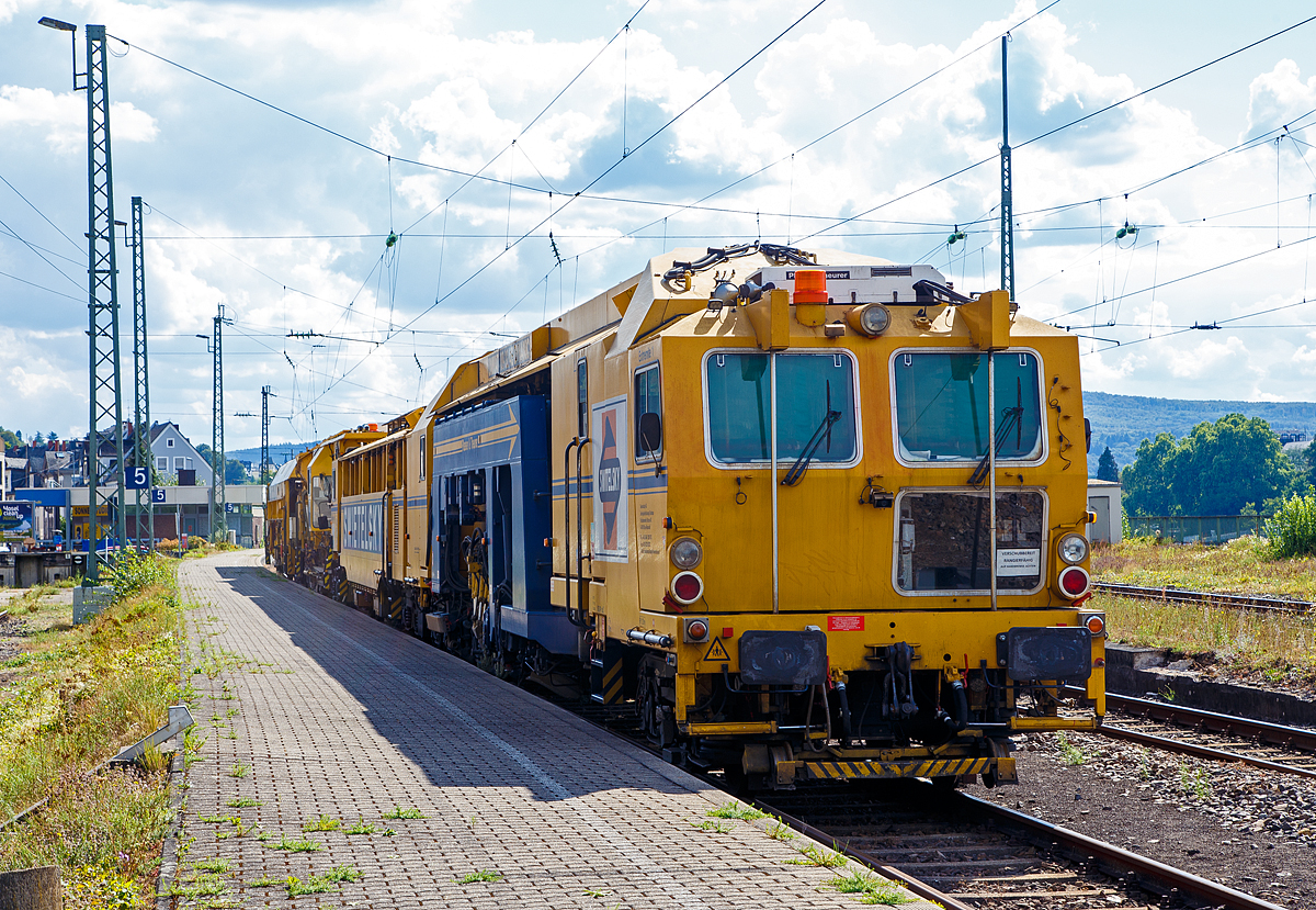 Die Plasser & Theurer Vierschwellen-Universalstopfmaschine Unimat 09-32/4S Dynamic, Schweres Nebenfahrzeug Nr. A-SWIE 99 81 9123 002-3 und das Plasser & Theurer Schotterbewirtschaftungssystem BDS 2000-4 (eine Schotterverteilmaschine), Schweres Nebenfahrzeug Nr. D-SWIE 99 80 9125 002-2, sind am 02.09.2020 im Bf. Koblenz-Ehrenbreitstein abgestellt. Beide Maschinen gehören der SWIETELSKY Baugesellschaft m.b.H..

Die Unimat 09-32/4S Dynamic wurde 2004 von Plasser & Theurer unter der Maschinen Nummer 3122 gebaut. Das BDS 2000-4 wurde 2011 von Plasser & Theurer unter der Maschinen Nummer 913 gebaut
