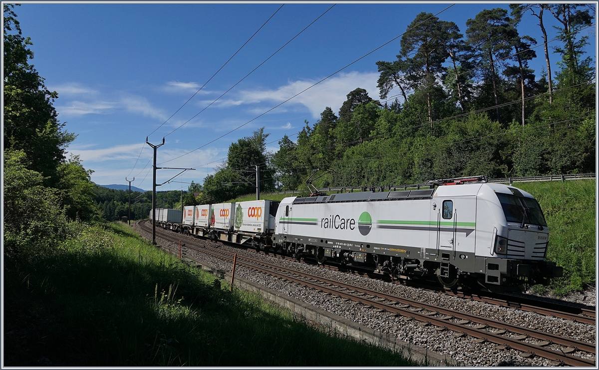 Die Rail-Care Rem 476 455 (UIC 91 85 4476 455-1 CH-RLC) kurz vor Bussigny auf dem Weg nach  Biel/Bienne ( via Lausanne Triage). 

8. Juni 2019