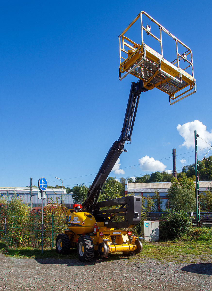 Die Rail Products Zweiwegehubarbeitsbühne ART 17 TH (Manitou), Schienengebundenes Gerät Registier-Nr. G 9936 066, der Spitzke SE (Großbeeren), abgestellt am 30.09.2022 in Niederschelderhütte an der Siegstrecke beim Bahnübergang Charlottenhütte.

Zweiwegehubarbeitsbühne hat eine maximale Arbeitshöhe von 16,25 m mit einer 400 kg belastbaren Bühne die um 360° drehbar ist. Die Reichweite mit vollausgefahrenem Teleskoparm beträgt 8,95 m, dabei ist noch eine Gleisüberhöhung bis zu 120 mm mit einer Volllast von 400 kg auch bei 90°-Schwenkung zu Seite möglich. 

Funktionsmerkmale:
• Großer Arbeitskorb mit drei Zugangspunkten
• Allradbremse auf Straße und Schiene
• Allradantrieb auf Straße und Schiene
• Vierrad-Feststellbremse
• Volle Stabilität bei 180 mm Neigung im Arbeitsmodus und 200 mm Überhöhung im Fahrmodus
• Vollvandalenschutz / vollständiger Vandalenschutz

Bei der Konstruktion, Entwicklung und Herstellung arbeitet Rail Products eng mit der Fa. Manitou zusammen, so ist auch hier das Grundfahrzeug ein Manitou. Als Basis für diese einzigartige Schienenarbeitsbühne dient der Manitou 160 ATJ PA RC Plus, eine leistungsfähigste Gelenkarbeitsbühne auf dem Markt. Mit 400 kg Korbtraglast sowie einer Steigfähigkeit von bis zu 40 %, einer Arbeitshöhe von 16.4 m und der seitlichen Reichweite von bis zu 8.94 m ist die vollgeländegängige Allradbühne eine effiziente und leistungsfähige Schienenarbeitsbühne im Markt. Die Bühne kann mit vielen optionalen Features auf die Bedürfnisse unserer Kunden abgestimmt werden. Neben den Standardversionen für Normal- oder Schmalspur ist sie auch mit Dualer Fahrspur, welche mechanisch oder hydraulisch verstellt werden kann, erhältlich. Druckluft und Wasserzufuhr in den Korb, die Ausrüstung mit einem Notstromaggregat, die Ergänzung durch einen Arbeitsanhänger sowie ein Höhenmesssystem inkl. Datenaufzeichnung sind nur einige der vielfältigen optionalen Ausstattungsmöglichkeiten.

TECHNISCHE DATEN:
Hersteller: Rail Products Ltd, Carluke (GB)
Baujahr: 2019
Fabriknummer: 0043191
Spurweite: 1.435 mm 
Länge über Alles: 6.930 mm
Höhe in Transportstellung:  2.700 mm
Achsanstand: 3.410 mm (Schiene) / 2.200 mm (Straße)
Laufraddurchmesser: 470 mm (neu)
Bodenfreiheit: 425 mm
Eigengewicht: 12,3 t
Nutzlast: - t
Anhängelast: -  t
Kleinster befahrbarer Gleisbogen: R = 80m
Bremse: Hydrost. Bremse
Höchstgeschwindigkeit (Schiene):  12 km/h (Straße 5 km/h)
Arbeitsgeschwindigkeit max. (Schiene):  1 km/h (mit gehobener Bühne)
Anmerkung: Darf nur im gesperrten Gleis o. im Baugleis verwendet werden.
Motorart: wassergekühlter 4-Zylinder-Dieselmotor mit Direkteinspritzung und Turbolader
Motortyp: Kubota V2403-M  
Motorleistung: 46 PS
Arbeitshöhe: 16,25 m (Bodenhöhe der Plattform 14,40 m)
Max. Reichweite: 8,95 m
Korbgröße: 2,30 x 0,93 m
Hebezeit : 40 sek
Korbtragfähigkeit: 400 kg (3 Personen)

Anmerkung: Alle vier Räder angetrieben bzw. gebremst, sowie Allradlenkung.  

Quelle: Rail Products,  Spitzke und Anschriften