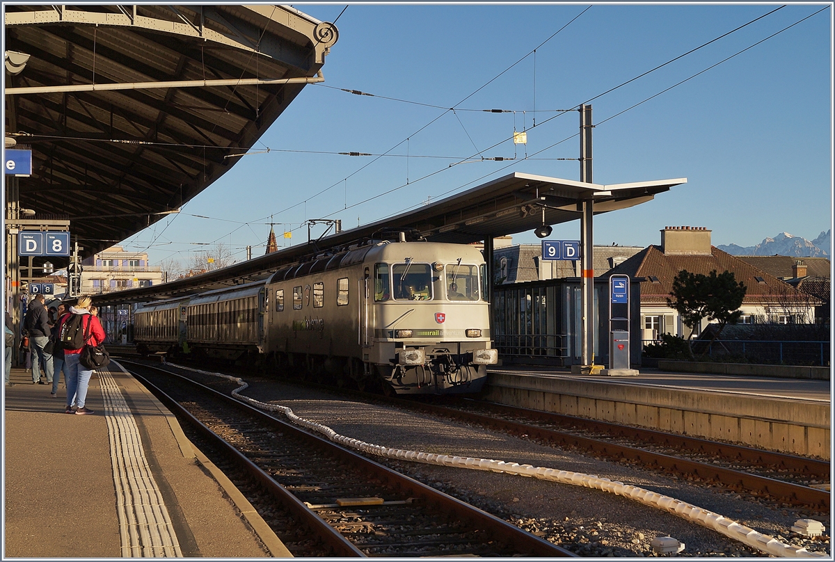 Die railadventure Re 6/6 16003 (91 854 620 003-4 CH-RADVE) hat in Lausanne zwei Firmen eigene Güterwagen aus Villeneuve übernommen, mit welchen auf der Hinfahrt ein Twindexx Speisewagen ins Bombardier Werk überführt wurde. 

20. Februar 2020