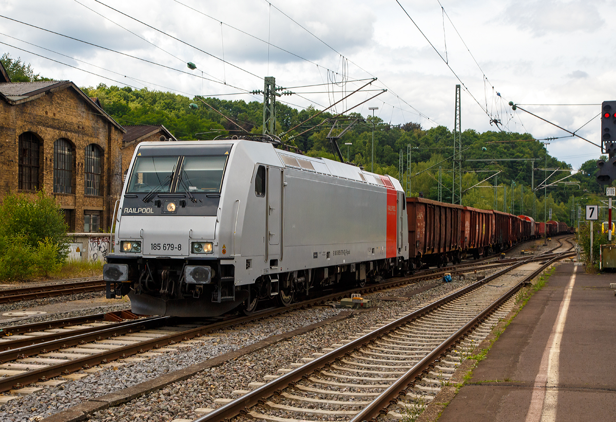 
Die RAILPOOL 185 679-8 (91 80 6185 679-8 D-Rpool), zurzeit vermietet an die DB Cargo Deutschland AG, fährt am 15.07.2017 mit einem gem. Güterzug durch Betzdorf/Sieg in Richtung Siegen. 

Die TRAXX F140 AC2 wurde 2009  von Bombardier in Kassel unter der Fabriknummer 34680 gebaut.