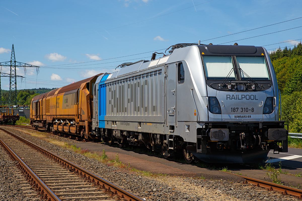 
Die RAILPOOL 187 311-6 (91 80 6187 311-6 D-Rpool), eine Bombardier TRAXX F140 AC3 LM, ist mit dem Vossloh Hochgeschwindigkeitsschleifzug HSG - 2 (Vossloh High Speed Grinding), Schweres Nebenfahrzeug Nr. D-VMRS 9980 9527 002-6, der Vossloh Mobile Rail Services GmbH (Bützow), am 22.01.2016 beim ICE-Bahnhof Montabaur abgestellt.

Die TRAXX F140 AC3 LM wurde 2016 von Bombardier gebaut. Nach meiner Sichtung hat die Lok die Zulassung für Deutschland und Österreich. Für Ungarn und Rumänien sind die Zulassungen noch nicht erteilt (H und RO sind durchgestrichen).
